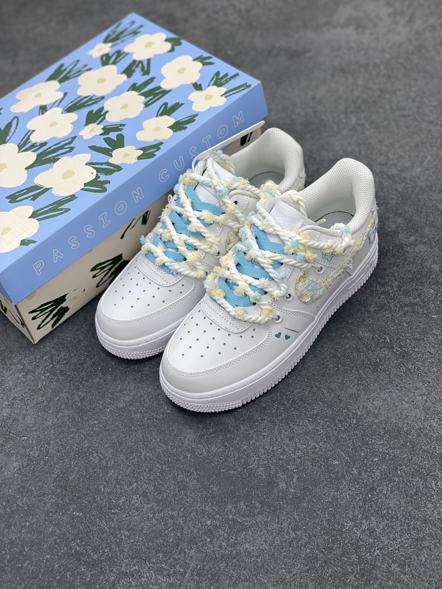 图片[8]-“物语蓝”✨订制空军一号板鞋  该定制版球鞋选用原鞋款为Nike Air Force1空军一号低帮，此款设计灵感以情人节为主题，配色上以蓝白色为主，鞋勾处有小香风布贴点缀，加上鞋后跟蓝色蝴蝶结布贴细节满满。 货号：CH9999-223 尺码：35.5 36 36.5 37.5 38 38.5 39 40 40.5 41 42 42.5 43 44 44.5 45-选品中心