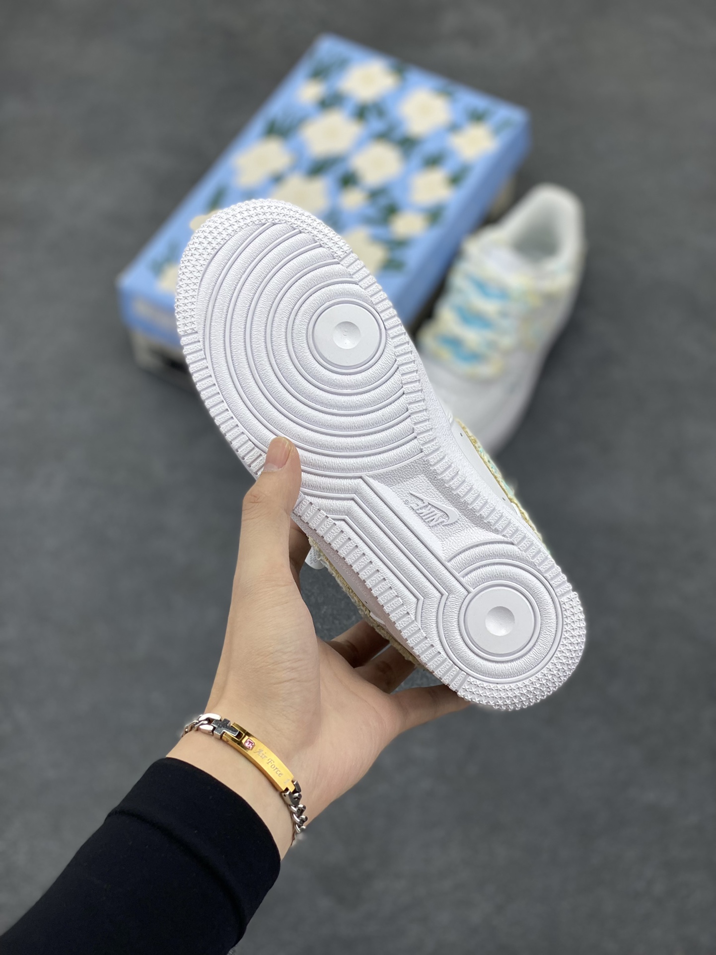 图片[5]-“物语蓝”✨订制空军一号板鞋  该定制版球鞋选用原鞋款为Nike Air Force1空军一号低帮，此款设计灵感以情人节为主题，配色上以蓝白色为主，鞋勾处有小香风布贴点缀，加上鞋后跟蓝色蝴蝶结布贴细节满满。 货号：CH9999-223 尺码：35.5 36 36.5 37.5 38 38.5 39 40 40.5 41 42 42.5 43 44 44.5 45-选品中心