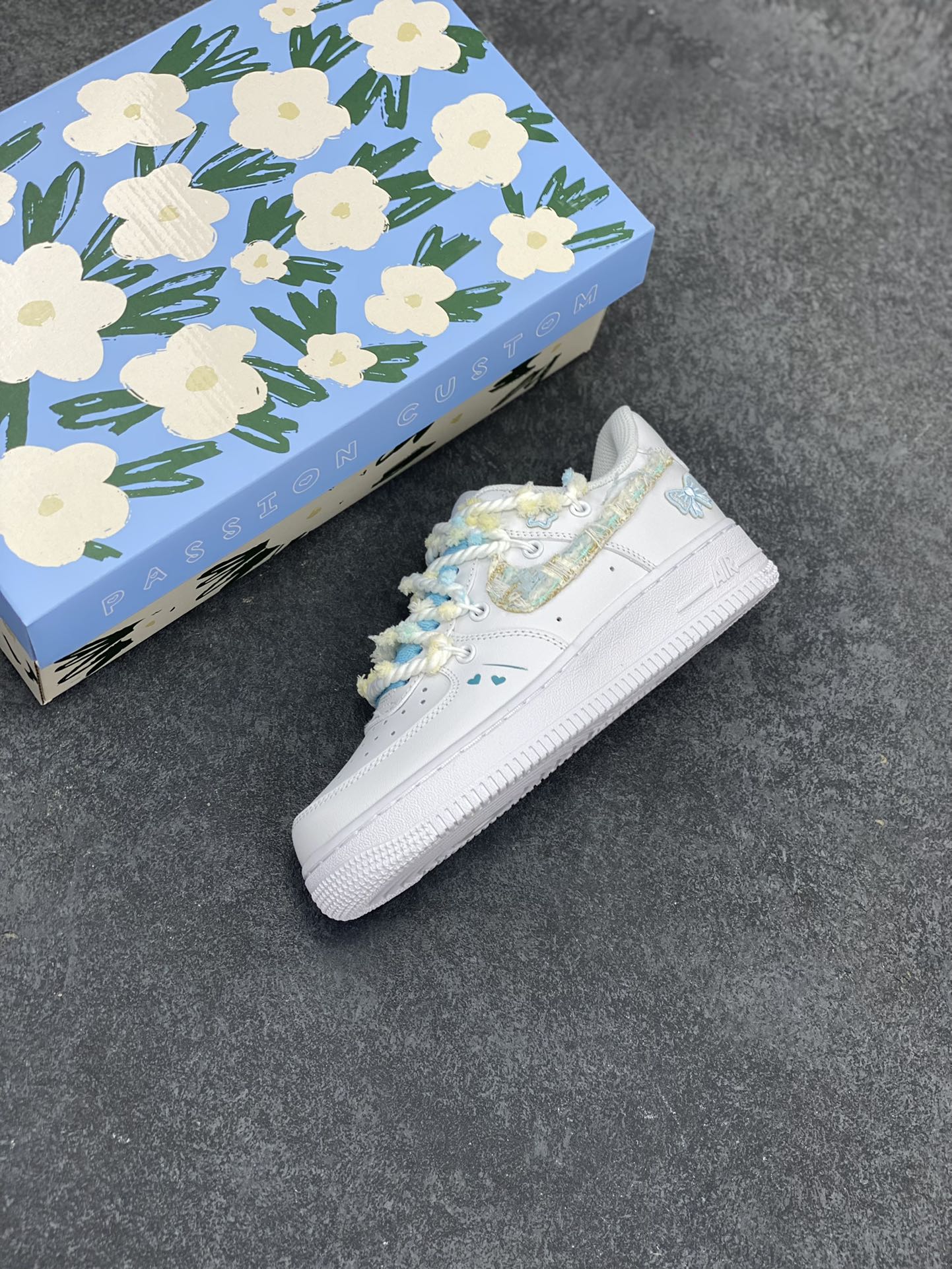 图片[7]-“物语蓝”✨订制空军一号板鞋  该定制版球鞋选用原鞋款为Nike Air Force1空军一号低帮，此款设计灵感以情人节为主题，配色上以蓝白色为主，鞋勾处有小香风布贴点缀，加上鞋后跟蓝色蝴蝶结布贴细节满满。 货号：CH9999-223 尺码：35.5 36 36.5 37.5 38 38.5 39 40 40.5 41 42 42.5 43 44 44.5 45-选品中心