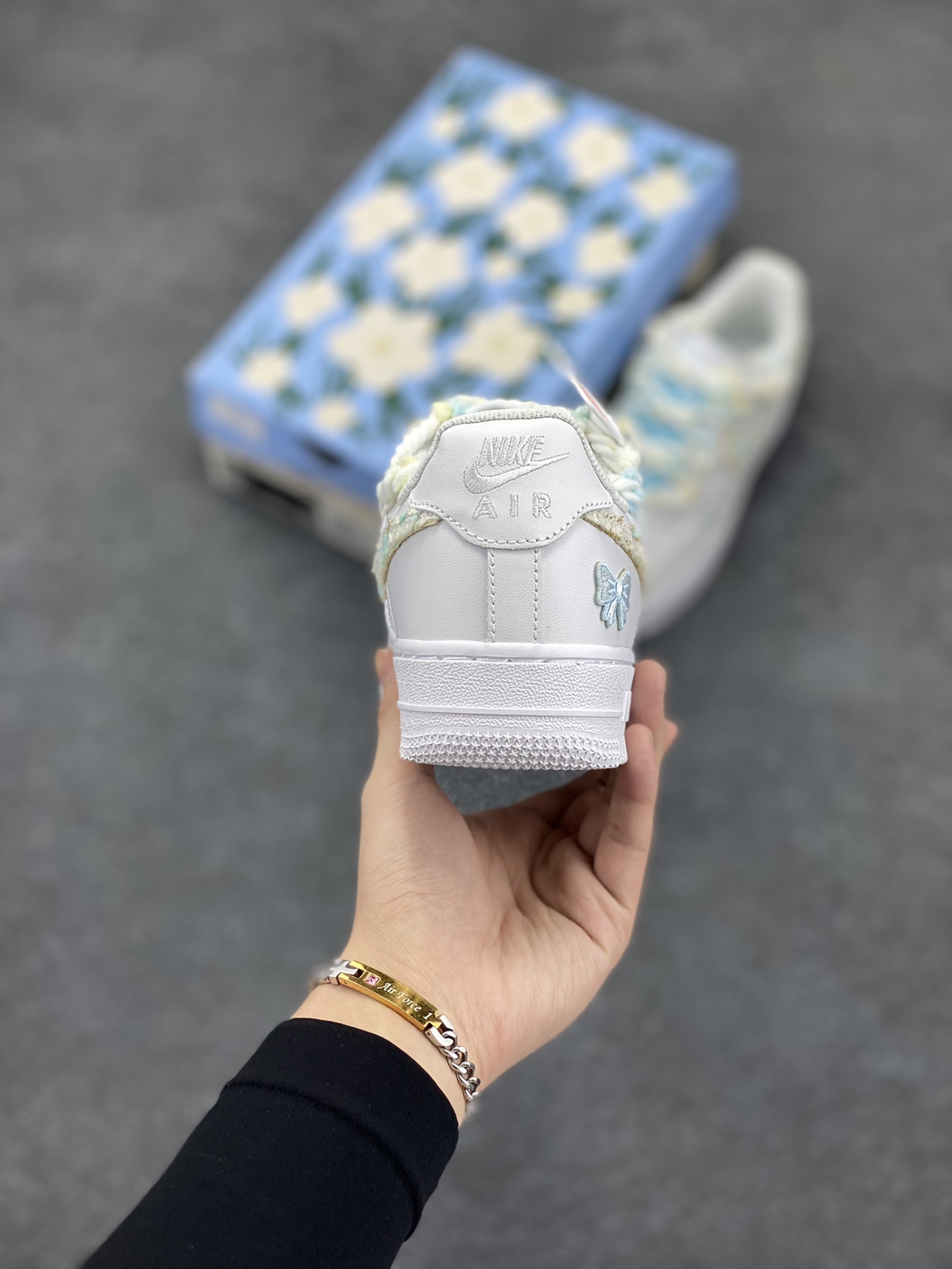 图片[4]-“物语蓝”✨订制空军一号板鞋  该定制版球鞋选用原鞋款为Nike Air Force1空军一号低帮，此款设计灵感以情人节为主题，配色上以蓝白色为主，鞋勾处有小香风布贴点缀，加上鞋后跟蓝色蝴蝶结布贴细节满满。 货号：CH9999-223 尺码：35.5 36 36.5 37.5 38 38.5 39 40 40.5 41 42 42.5 43 44 44.5 45-选品中心