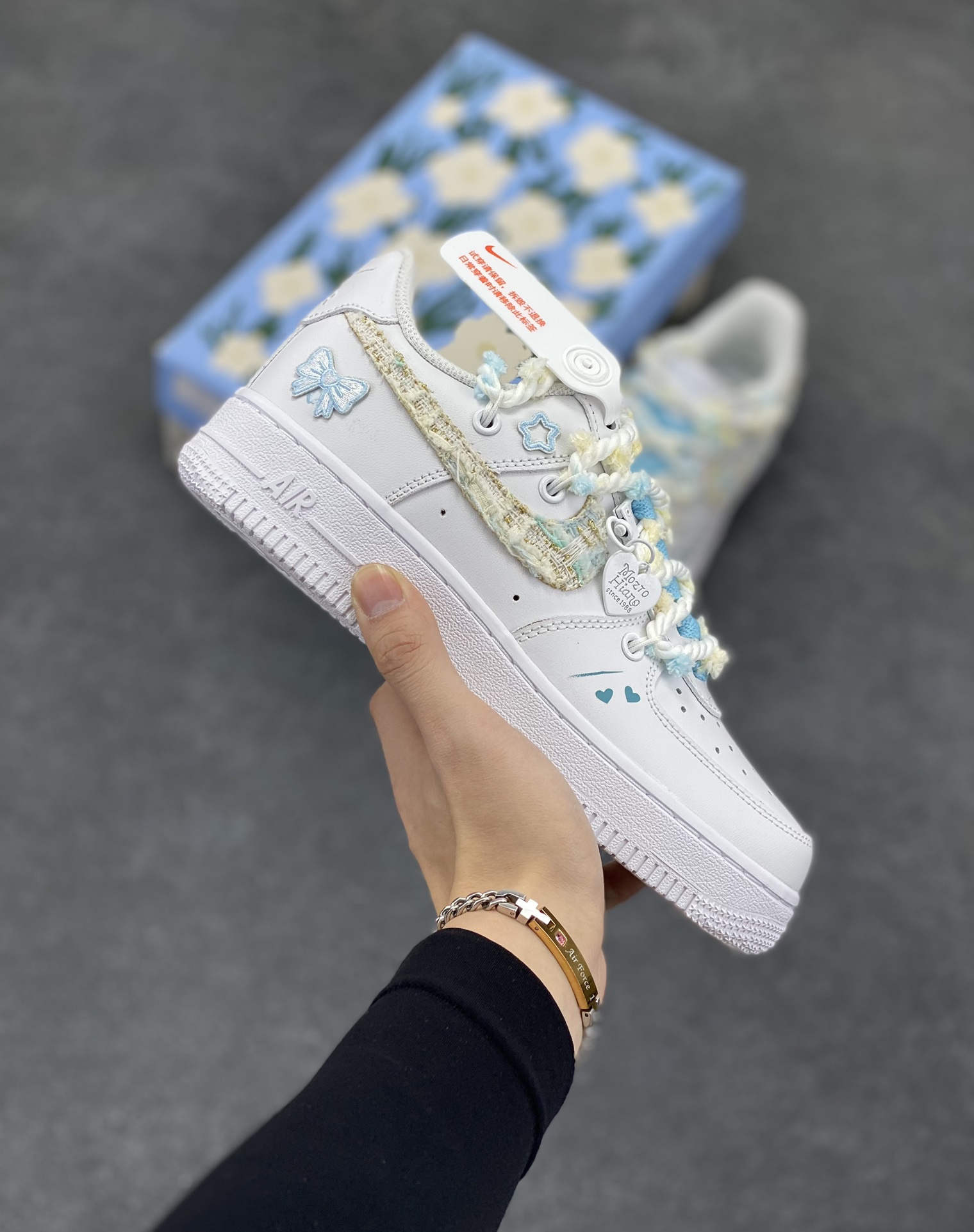“物语蓝”✨订制空军一号板鞋  该定制版球鞋选用原鞋款为Nike Air Force1空军一号低帮，此款设计灵感以情人节为主题，配色上以蓝白色为主，鞋勾处有小香风布贴点缀，加上鞋后跟蓝色蝴蝶结布贴细节满满。 货号：CH9999-223 尺码：35.5 36 36.5 37.5 38 38.5 39 40 40.5 41 42 42.5 43 44 44.5 45-选品中心