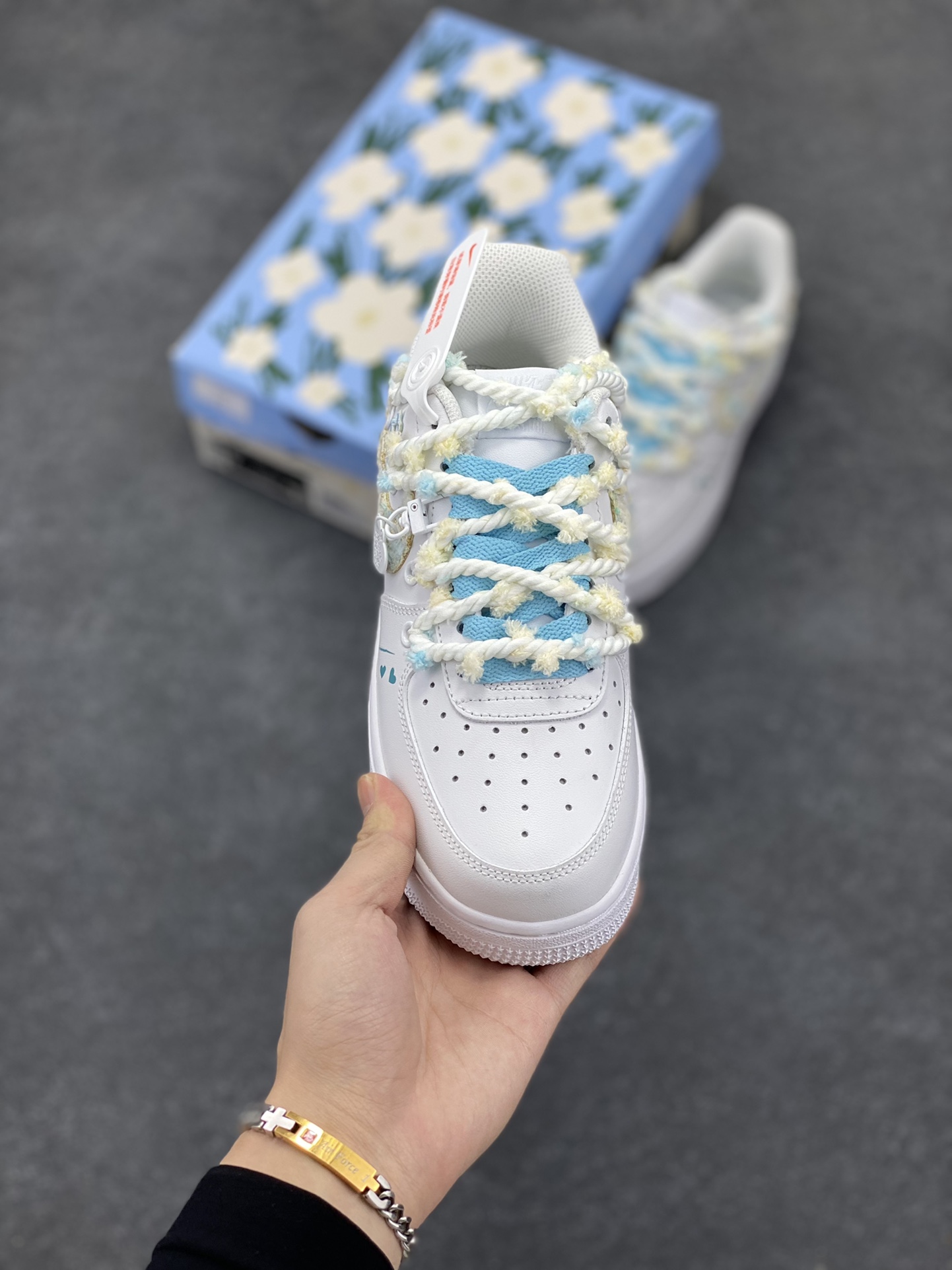 图片[2]-“物语蓝”✨订制空军一号板鞋  该定制版球鞋选用原鞋款为Nike Air Force1空军一号低帮，此款设计灵感以情人节为主题，配色上以蓝白色为主，鞋勾处有小香风布贴点缀，加上鞋后跟蓝色蝴蝶结布贴细节满满。 货号：CH9999-223 尺码：35.5 36 36.5 37.5 38 38.5 39 40 40.5 41 42 42.5 43 44 44.5 45-选品中心