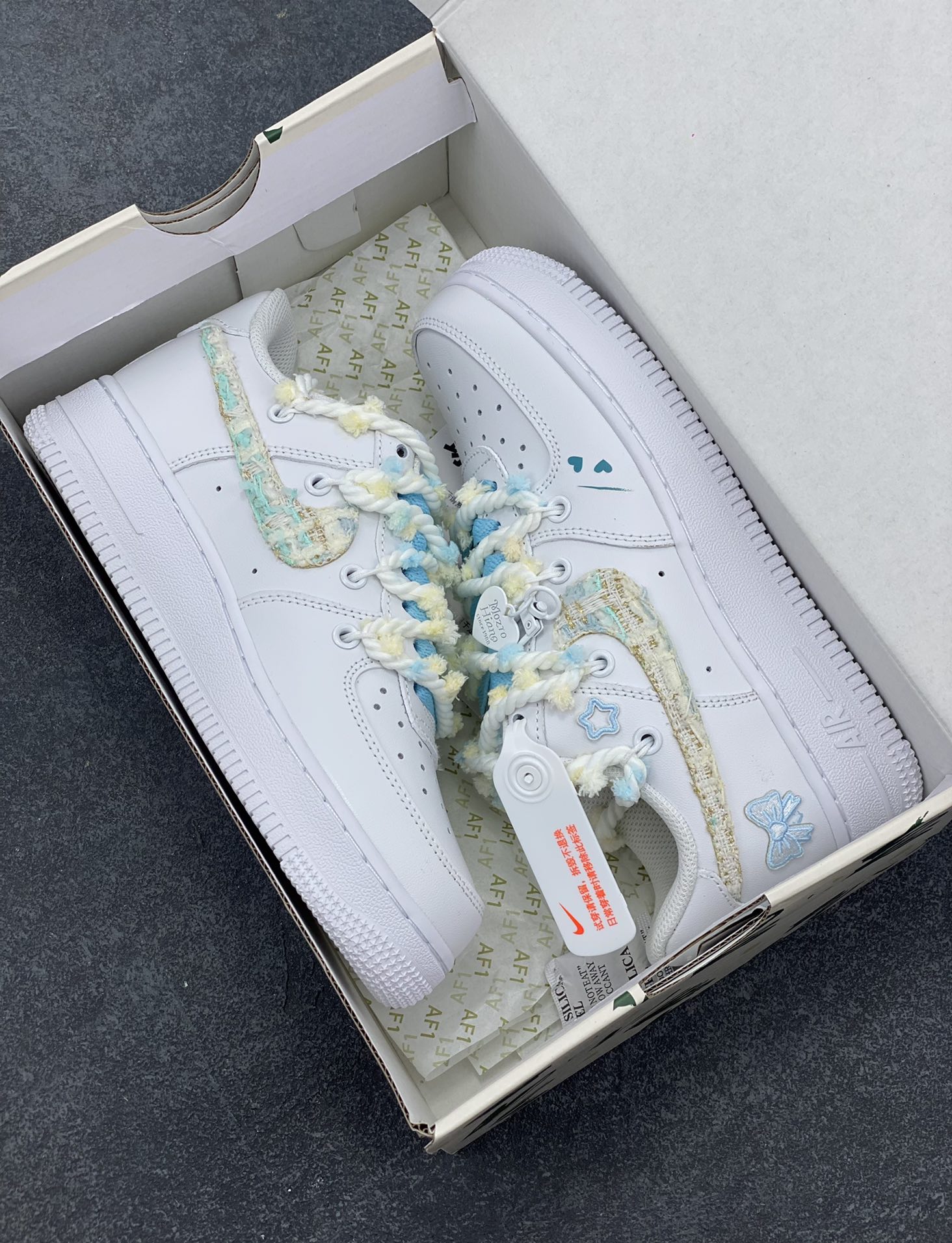 图片[9]-“物语蓝”✨订制空军一号板鞋  该定制版球鞋选用原鞋款为Nike Air Force1空军一号低帮，此款设计灵感以情人节为主题，配色上以蓝白色为主，鞋勾处有小香风布贴点缀，加上鞋后跟蓝色蝴蝶结布贴细节满满。 货号：CH9999-223 尺码：35.5 36 36.5 37.5 38 38.5 39 40 40.5 41 42 42.5 43 44 44.5 45-选品中心