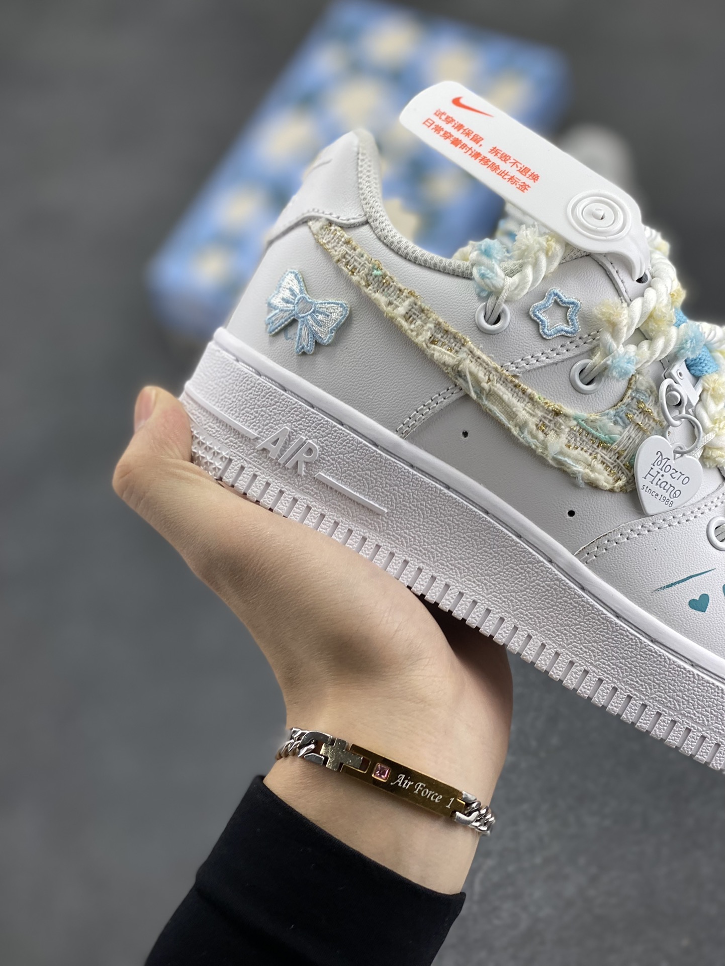 图片[6]-“物语蓝”✨订制空军一号板鞋  该定制版球鞋选用原鞋款为Nike Air Force1空军一号低帮，此款设计灵感以情人节为主题，配色上以蓝白色为主，鞋勾处有小香风布贴点缀，加上鞋后跟蓝色蝴蝶结布贴细节满满。 货号：CH9999-223 尺码：35.5 36 36.5 37.5 38 38.5 39 40 40.5 41 42 42.5 43 44 44.5 45-选品中心
