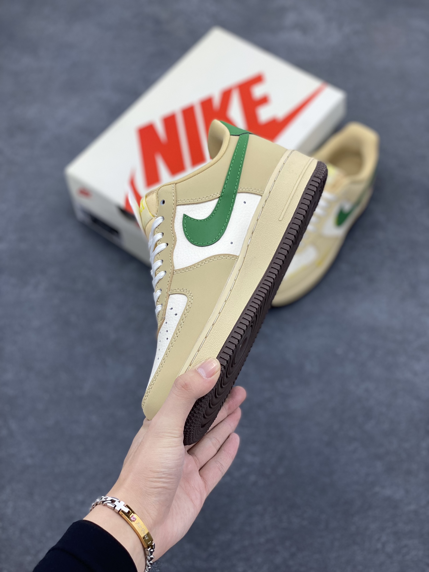 图片[3]-NIke Air Force 1 \’07 Low “古驰联名–白棕绿”空军一号 低帮 运动鞋 休闲鞋 折边针车 工艺难度大 原楦头原纸板 原装鞋盒 定制五金配件 内置全掌气垫 原厂鞋底 货号：KK1988-024 尺码：36 36.5 37.5 38 38.5 39 40 40.5 41 42 42.5 43 44 44.5 45-选品中心