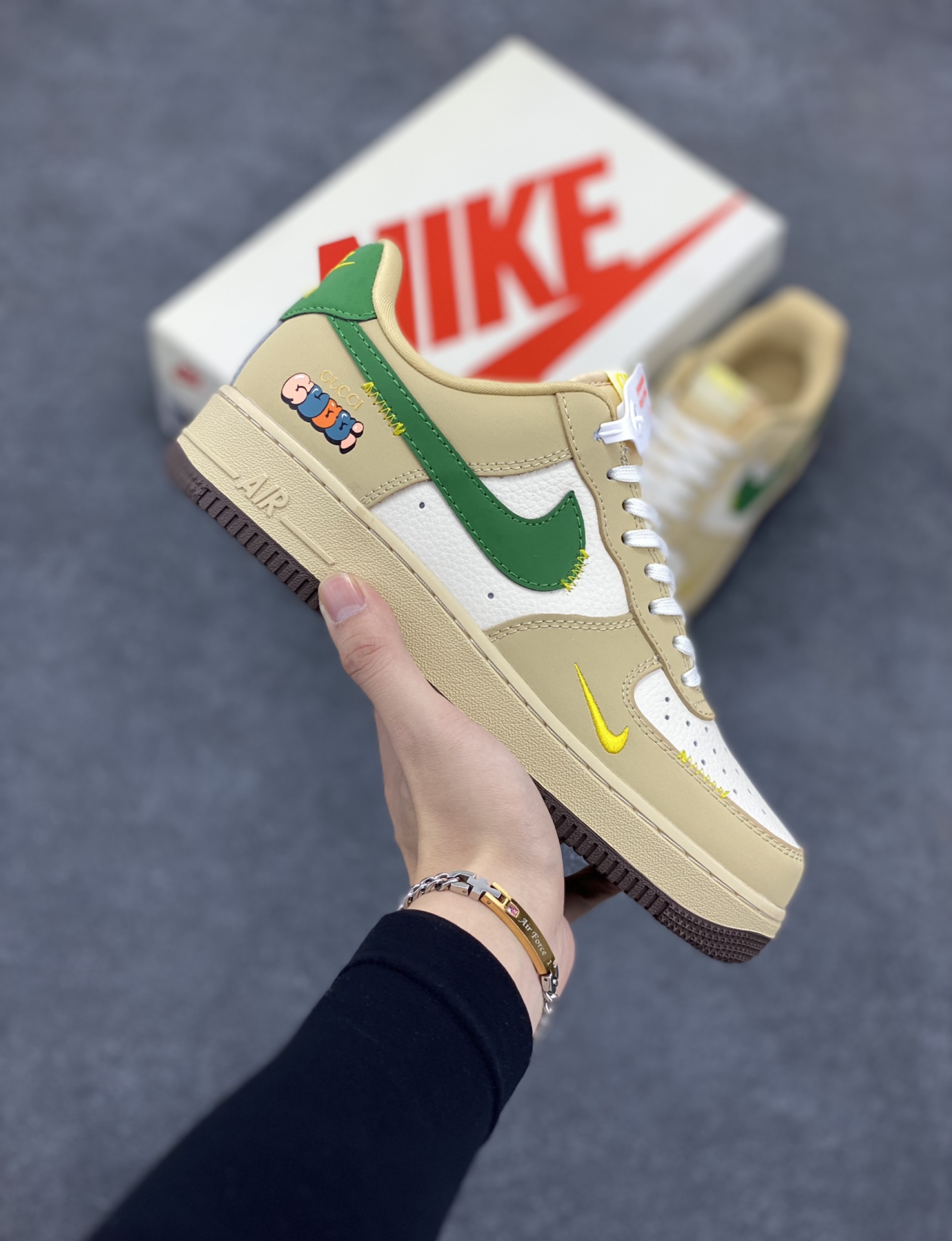 NIke Air Force 1 \'07 Low “古驰联名--白棕绿”空军一号 低帮 运动鞋 休闲鞋 折边针车 工艺难度大 原楦头原纸板 原装鞋盒 定制五金配件 内置全掌气垫 原厂鞋底 货号：KK1988-024 尺码：36 36.5 37.5 38 38.5 39 40 40.5 41 42 42.5 43 44 44.5 45-选品中心