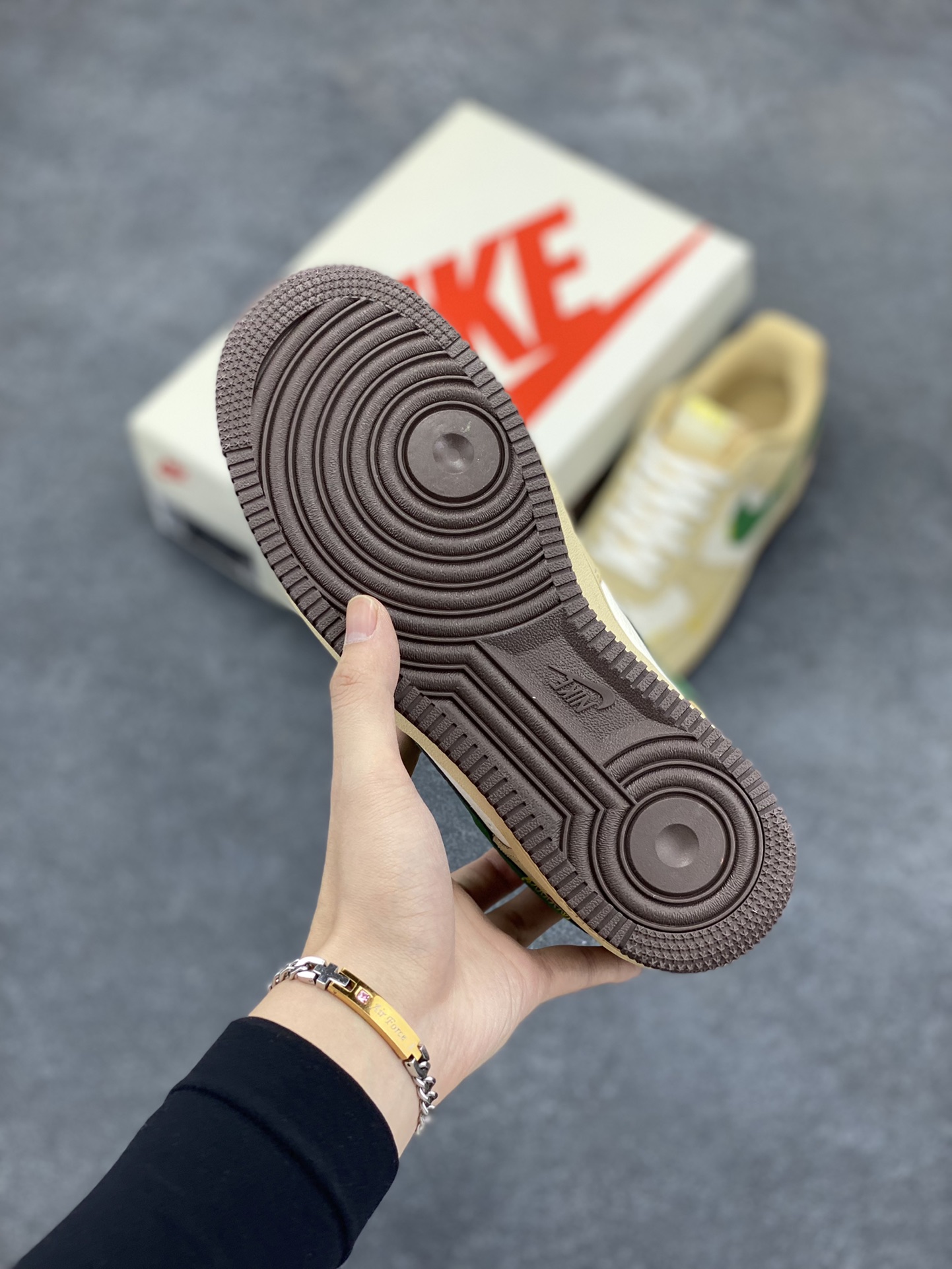 图片[5]-NIke Air Force 1 \’07 Low “古驰联名–白棕绿”空军一号 低帮 运动鞋 休闲鞋 折边针车 工艺难度大 原楦头原纸板 原装鞋盒 定制五金配件 内置全掌气垫 原厂鞋底 货号：KK1988-024 尺码：36 36.5 37.5 38 38.5 39 40 40.5 41 42 42.5 43 44 44.5 45-选品中心