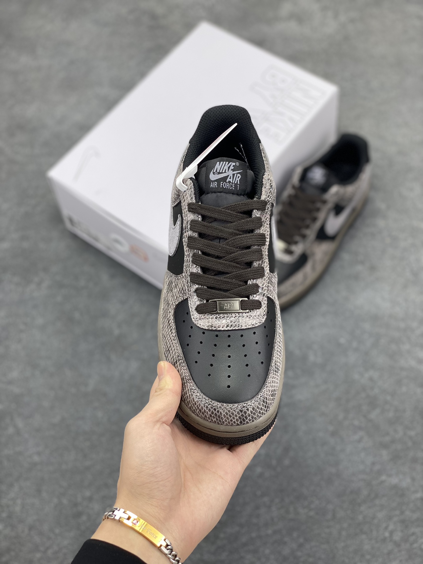 图片[2]-Nike Air Force 1 Low 蛇年黑灰 空军一号低帮运动板鞋 原楦头原纸板 打造纯正空军版型#专注外贸渠道 全掌内置蜂窝气垫 #原盒配件 原厂中底钢印、拉帮完美 货号：HF2898-001 尺码：36 36.5 37.5 38 38.5 39 40 40.5 41 42 42.5 43 44 44.5 45-选品中心