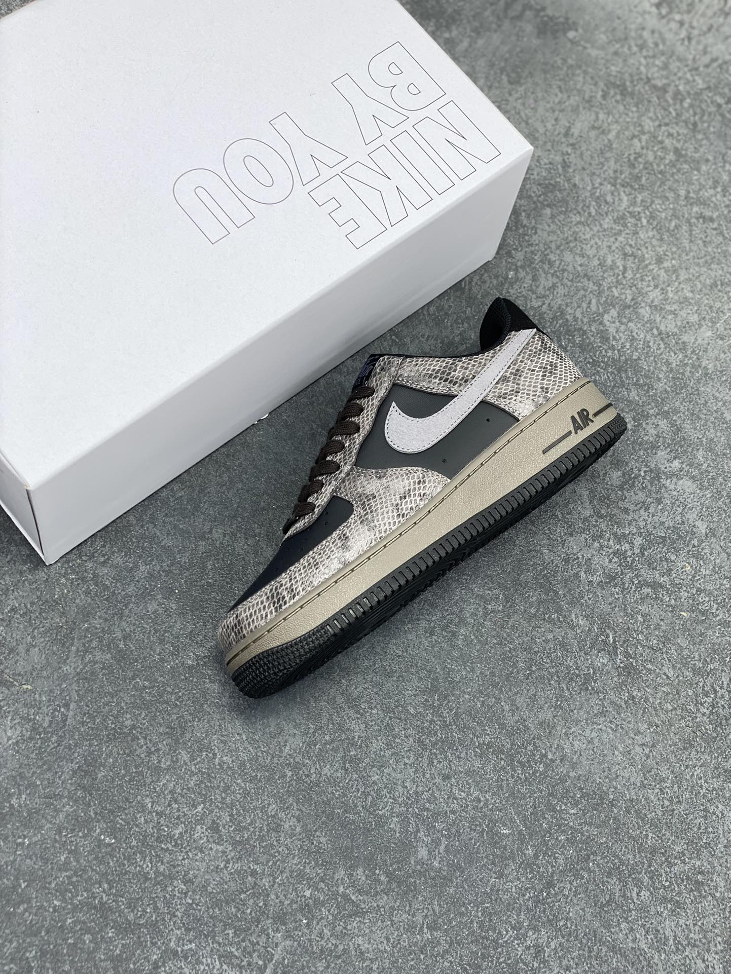 图片[7]-Nike Air Force 1 Low 蛇年黑灰 空军一号低帮运动板鞋 原楦头原纸板 打造纯正空军版型#专注外贸渠道 全掌内置蜂窝气垫 #原盒配件 原厂中底钢印、拉帮完美 货号：HF2898-001 尺码：36 36.5 37.5 38 38.5 39 40 40.5 41 42 42.5 43 44 44.5 45-选品中心