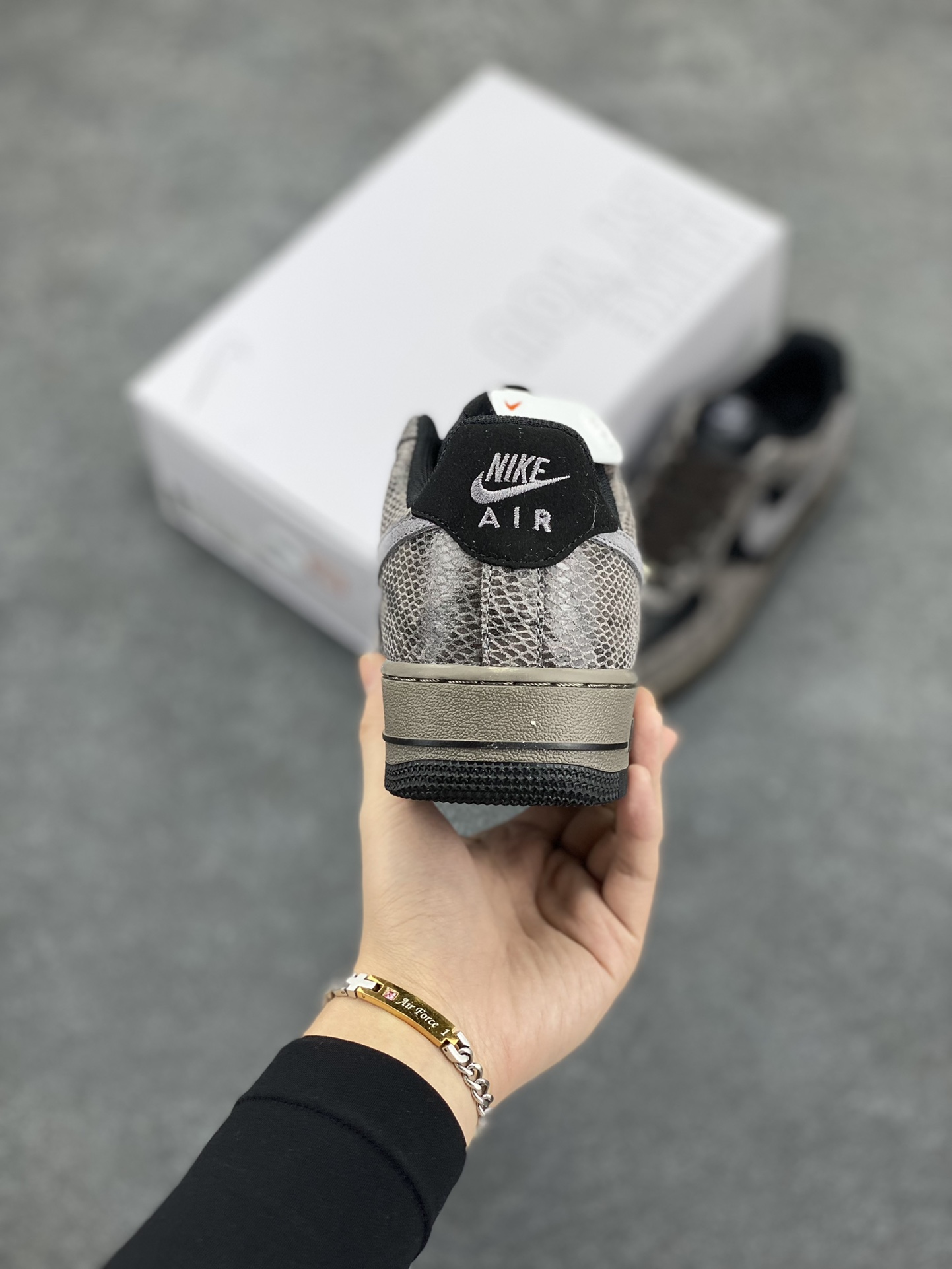 图片[4]-Nike Air Force 1 Low 蛇年黑灰 空军一号低帮运动板鞋 原楦头原纸板 打造纯正空军版型#专注外贸渠道 全掌内置蜂窝气垫 #原盒配件 原厂中底钢印、拉帮完美 货号：HF2898-001 尺码：36 36.5 37.5 38 38.5 39 40 40.5 41 42 42.5 43 44 44.5 45-选品中心