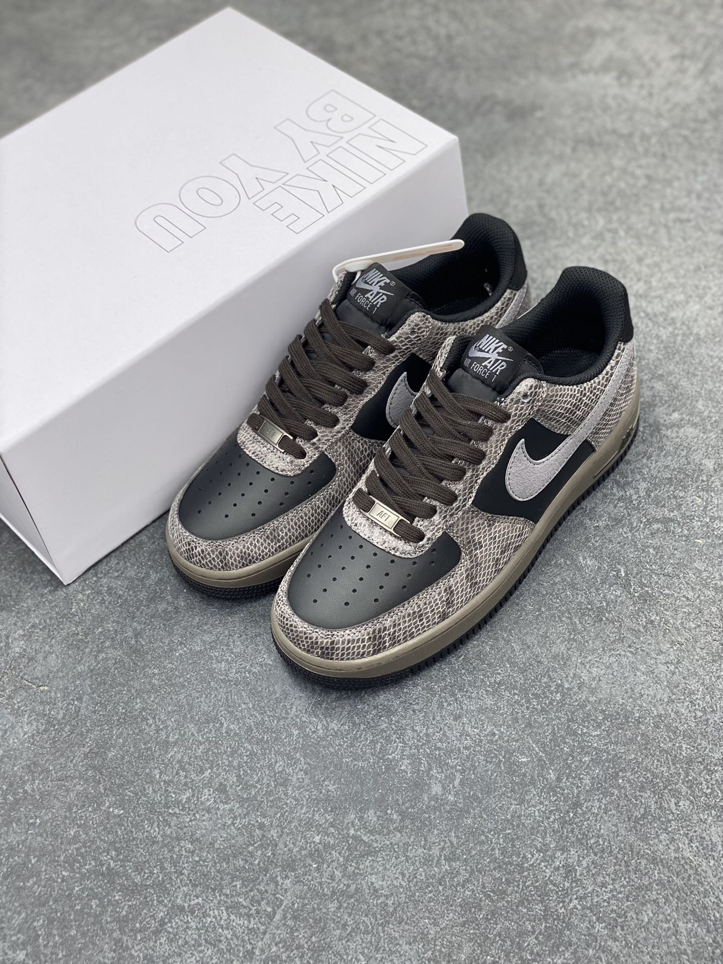图片[8]-Nike Air Force 1 Low 蛇年黑灰 空军一号低帮运动板鞋 原楦头原纸板 打造纯正空军版型#专注外贸渠道 全掌内置蜂窝气垫 #原盒配件 原厂中底钢印、拉帮完美 货号：HF2898-001 尺码：36 36.5 37.5 38 38.5 39 40 40.5 41 42 42.5 43 44 44.5 45-选品中心