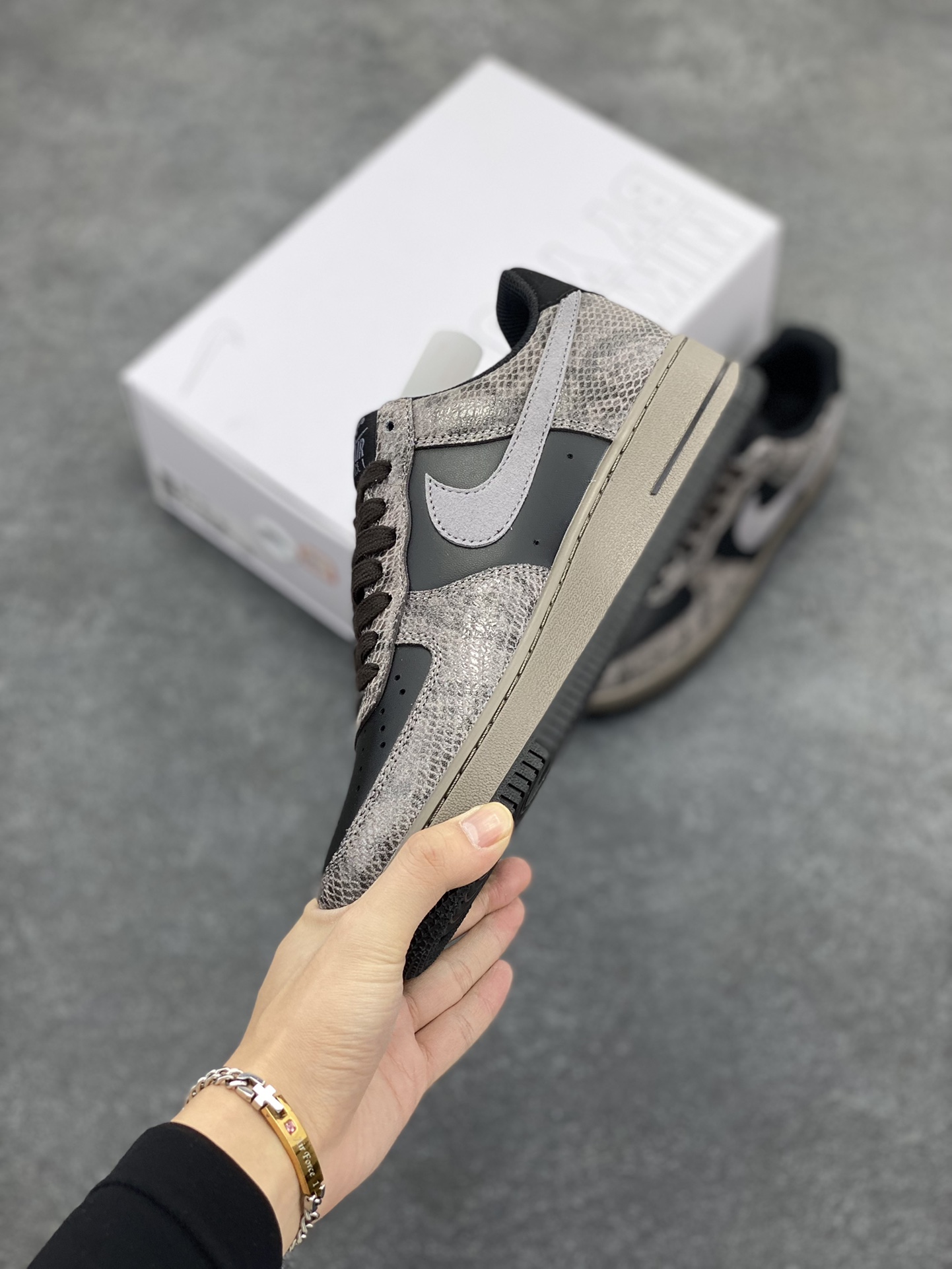 图片[3]-Nike Air Force 1 Low 蛇年黑灰 空军一号低帮运动板鞋 原楦头原纸板 打造纯正空军版型#专注外贸渠道 全掌内置蜂窝气垫 #原盒配件 原厂中底钢印、拉帮完美 货号：HF2898-001 尺码：36 36.5 37.5 38 38.5 39 40 40.5 41 42 42.5 43 44 44.5 45-选品中心