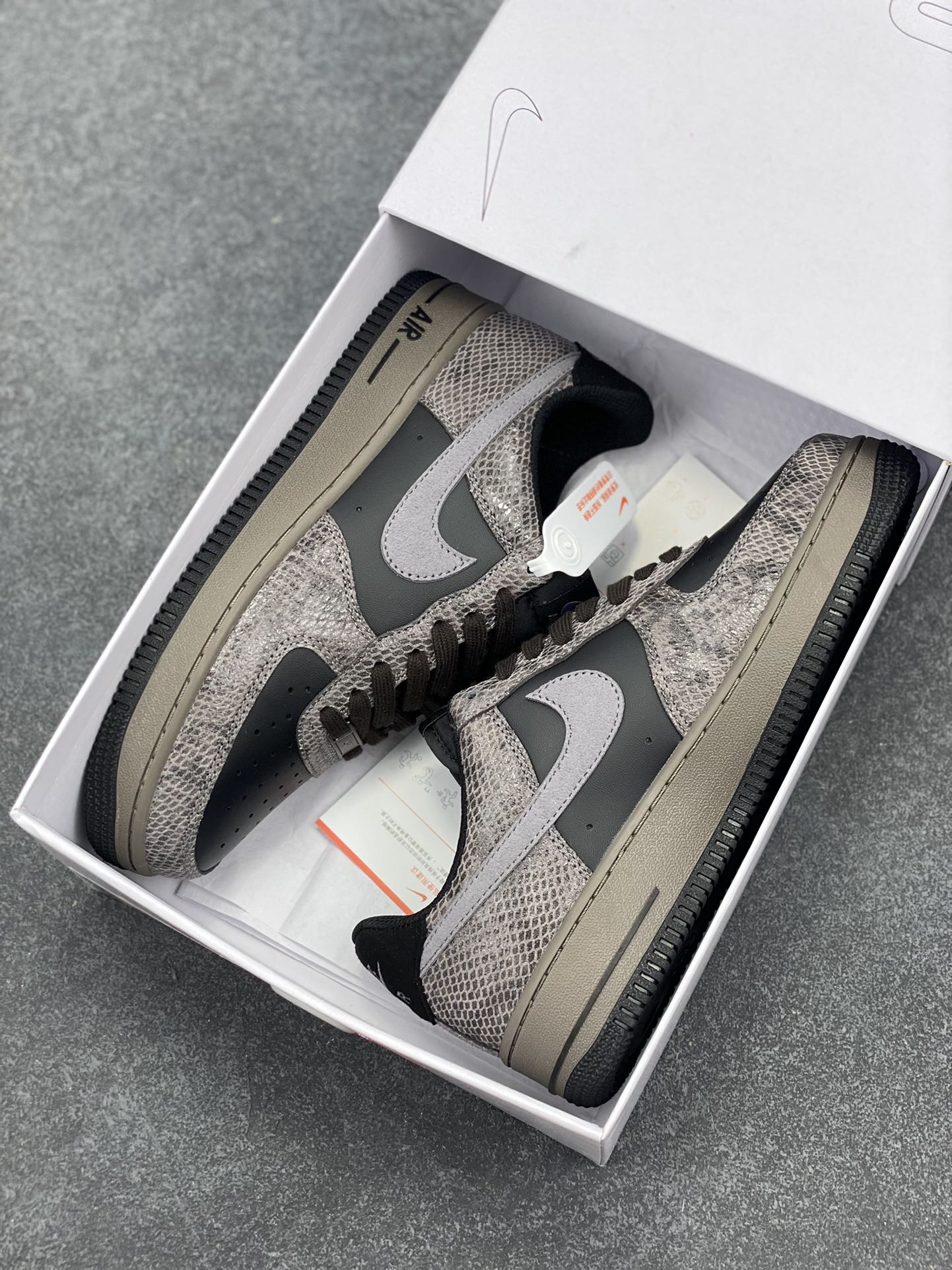 图片[9]-Nike Air Force 1 Low 蛇年黑灰 空军一号低帮运动板鞋 原楦头原纸板 打造纯正空军版型#专注外贸渠道 全掌内置蜂窝气垫 #原盒配件 原厂中底钢印、拉帮完美 货号：HF2898-001 尺码：36 36.5 37.5 38 38.5 39 40 40.5 41 42 42.5 43 44 44.5 45-选品中心