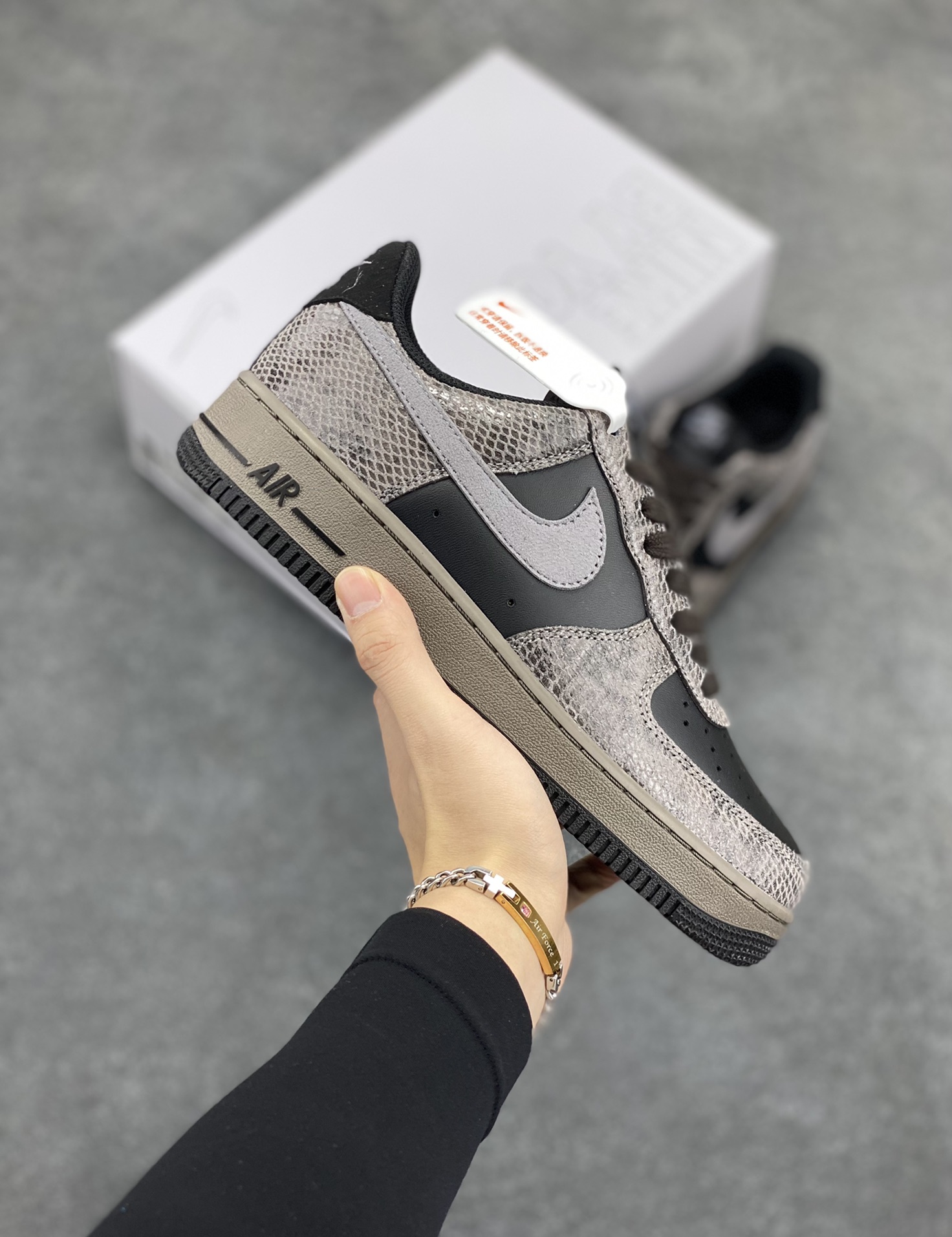 Nike Air Force 1 Low 蛇年黑灰 空军一号低帮运动板鞋 原楦头原纸板 打造纯正空军版型#专注外贸渠道 全掌内置蜂窝气垫 #原盒配件 原厂中底钢印、拉帮完美 货号:HF2898-001 尺码:36 36.5 37.5 38 38.5 39 40 40.5 41 42 42.5 43 44 44.5 45-选品中心