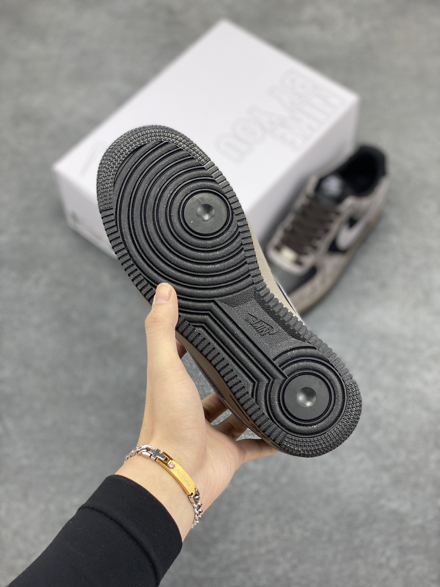 图片[5]-Nike Air Force 1 Low 蛇年黑灰 空军一号低帮运动板鞋 原楦头原纸板 打造纯正空军版型#专注外贸渠道 全掌内置蜂窝气垫 #原盒配件 原厂中底钢印、拉帮完美 货号：HF2898-001 尺码：36 36.5 37.5 38 38.5 39 40 40.5 41 42 42.5 43 44 44.5 45-选品中心