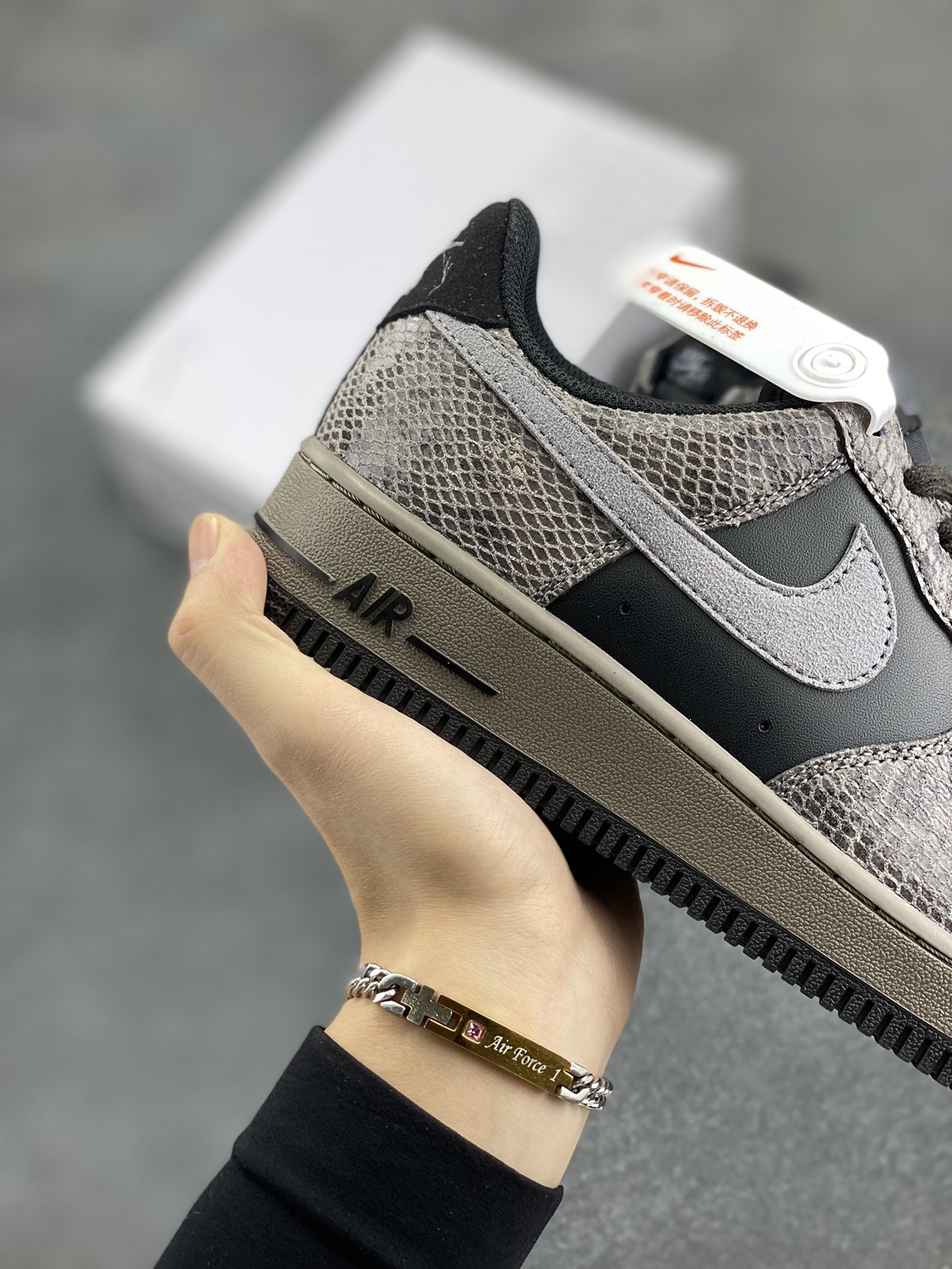 图片[6]-Nike Air Force 1 Low 蛇年黑灰 空军一号低帮运动板鞋 原楦头原纸板 打造纯正空军版型#专注外贸渠道 全掌内置蜂窝气垫 #原盒配件 原厂中底钢印、拉帮完美 货号：HF2898-001 尺码：36 36.5 37.5 38 38.5 39 40 40.5 41 42 42.5 43 44 44.5 45-选品中心