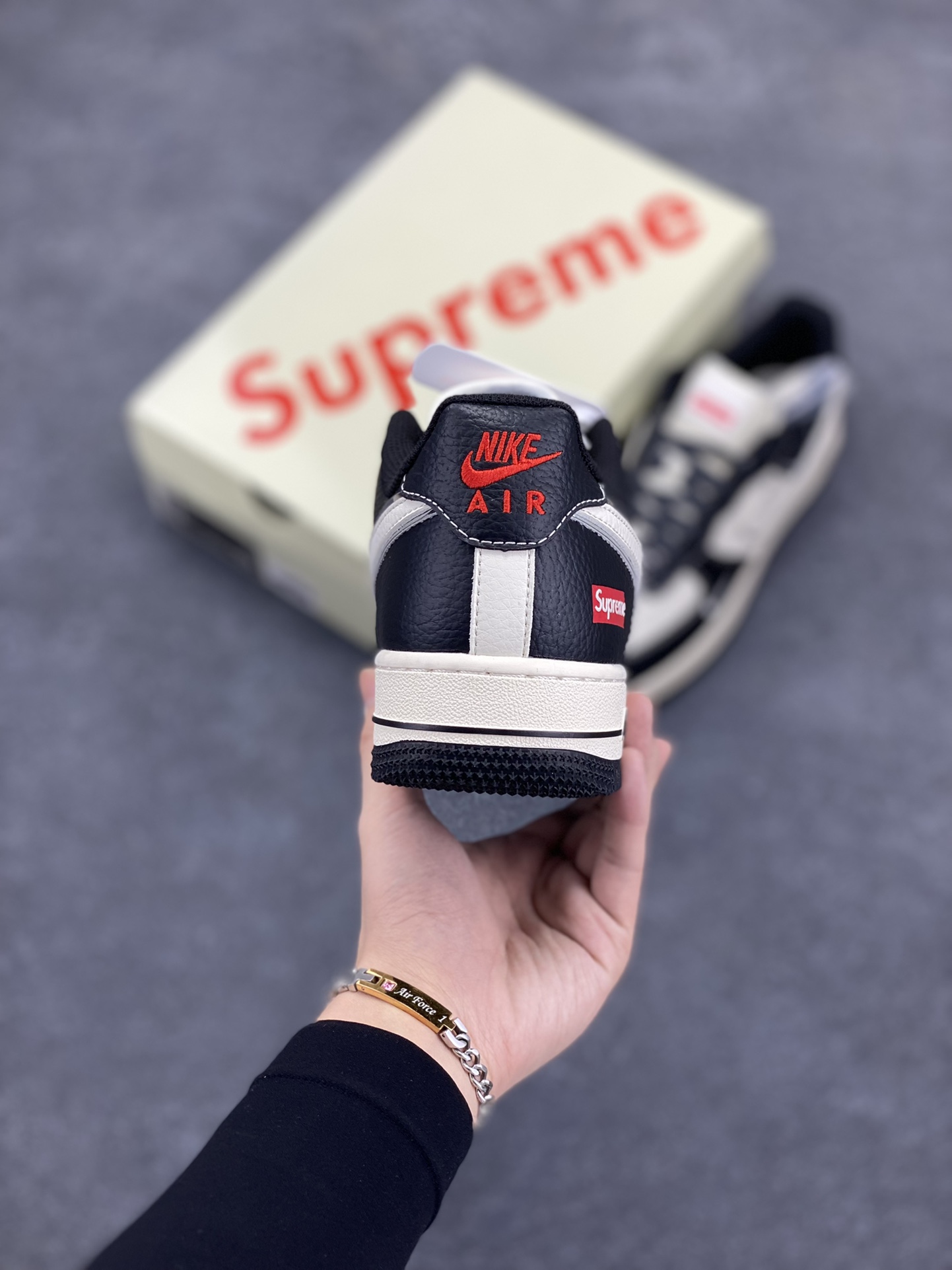 图片[4]-NIke Air Force 1 \’07 Low “Supreme联名–米黑银边”空军一号 低帮 运动鞋 休闲鞋 折边针车 工艺难度大 原楦头原纸板 原装鞋盒 定制五金配件 内置全掌气垫 原厂鞋底 货号：XZ6188-316 尺码：36 36.5 37.5 38 38.5 39 40 40.5 41 42 42.5 43 44 44.5 45-选品中心