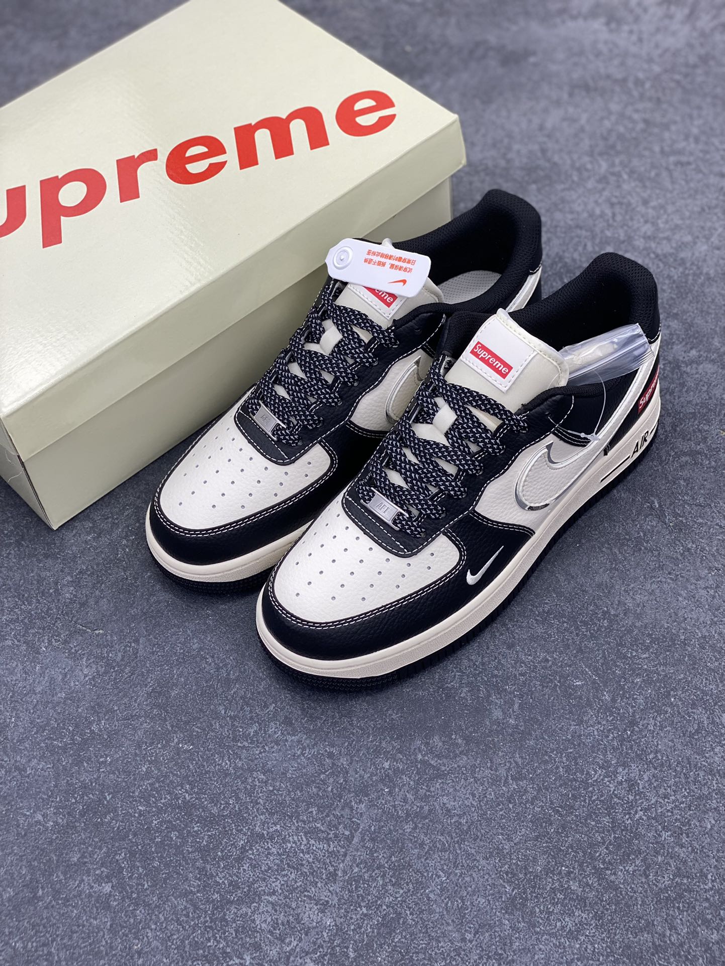 图片[8]-NIke Air Force 1 \’07 Low “Supreme联名–米黑银边”空军一号 低帮 运动鞋 休闲鞋 折边针车 工艺难度大 原楦头原纸板 原装鞋盒 定制五金配件 内置全掌气垫 原厂鞋底 货号：XZ6188-316 尺码：36 36.5 37.5 38 38.5 39 40 40.5 41 42 42.5 43 44 44.5 45-选品中心
