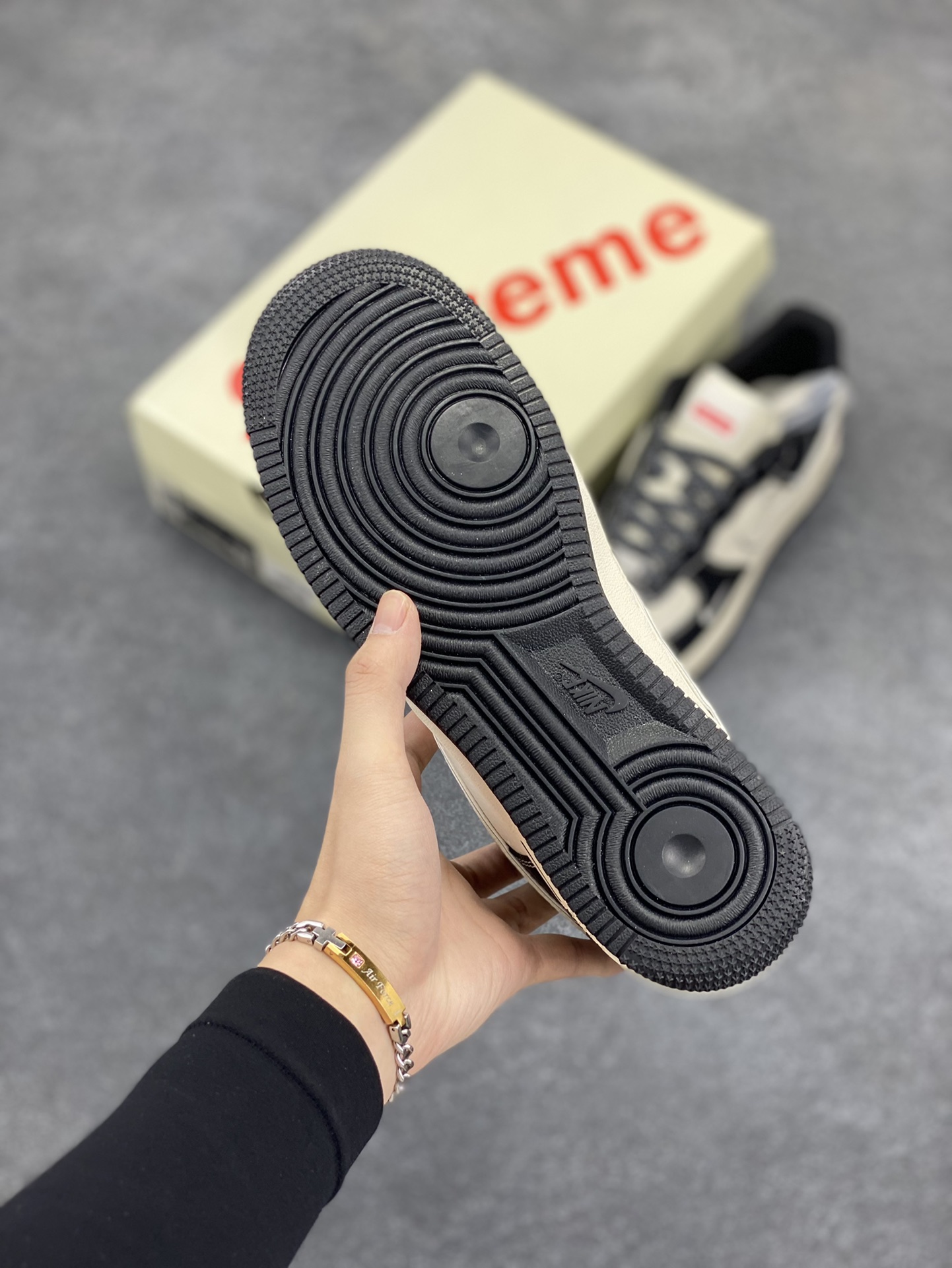 图片[5]-NIke Air Force 1 \’07 Low “Supreme联名–米黑银边”空军一号 低帮 运动鞋 休闲鞋 折边针车 工艺难度大 原楦头原纸板 原装鞋盒 定制五金配件 内置全掌气垫 原厂鞋底 货号：XZ6188-316 尺码：36 36.5 37.5 38 38.5 39 40 40.5 41 42 42.5 43 44 44.5 45-选品中心