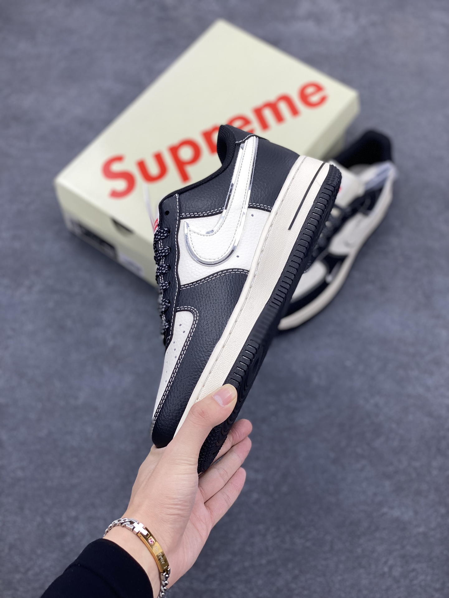 图片[3]-NIke Air Force 1 \’07 Low “Supreme联名–米黑银边”空军一号 低帮 运动鞋 休闲鞋 折边针车 工艺难度大 原楦头原纸板 原装鞋盒 定制五金配件 内置全掌气垫 原厂鞋底 货号：XZ6188-316 尺码：36 36.5 37.5 38 38.5 39 40 40.5 41 42 42.5 43 44 44.5 45-选品中心