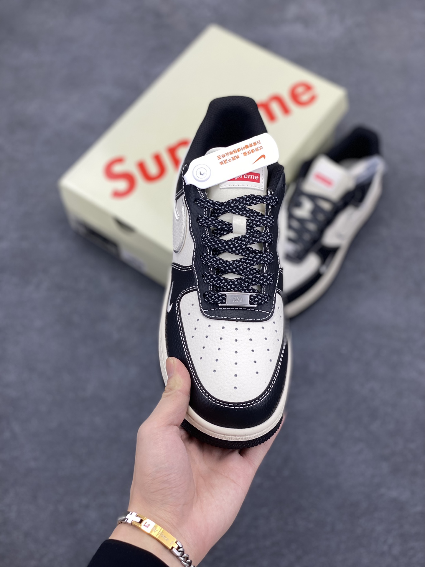 图片[2]-NIke Air Force 1 \’07 Low “Supreme联名–米黑银边”空军一号 低帮 运动鞋 休闲鞋 折边针车 工艺难度大 原楦头原纸板 原装鞋盒 定制五金配件 内置全掌气垫 原厂鞋底 货号：XZ6188-316 尺码：36 36.5 37.5 38 38.5 39 40 40.5 41 42 42.5 43 44 44.5 45-选品中心
