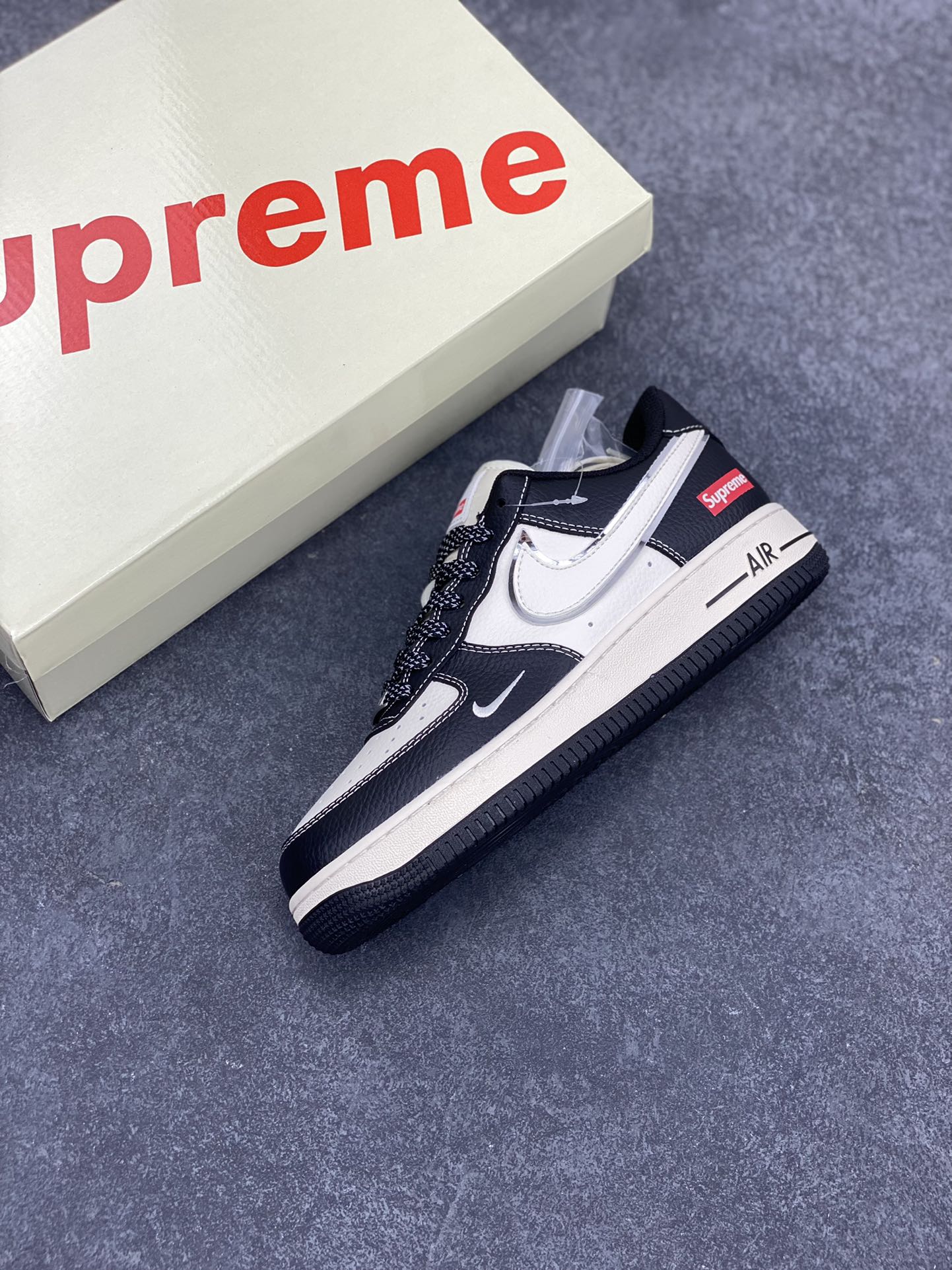 图片[7]-NIke Air Force 1 \’07 Low “Supreme联名–米黑银边”空军一号 低帮 运动鞋 休闲鞋 折边针车 工艺难度大 原楦头原纸板 原装鞋盒 定制五金配件 内置全掌气垫 原厂鞋底 货号：XZ6188-316 尺码：36 36.5 37.5 38 38.5 39 40 40.5 41 42 42.5 43 44 44.5 45-选品中心