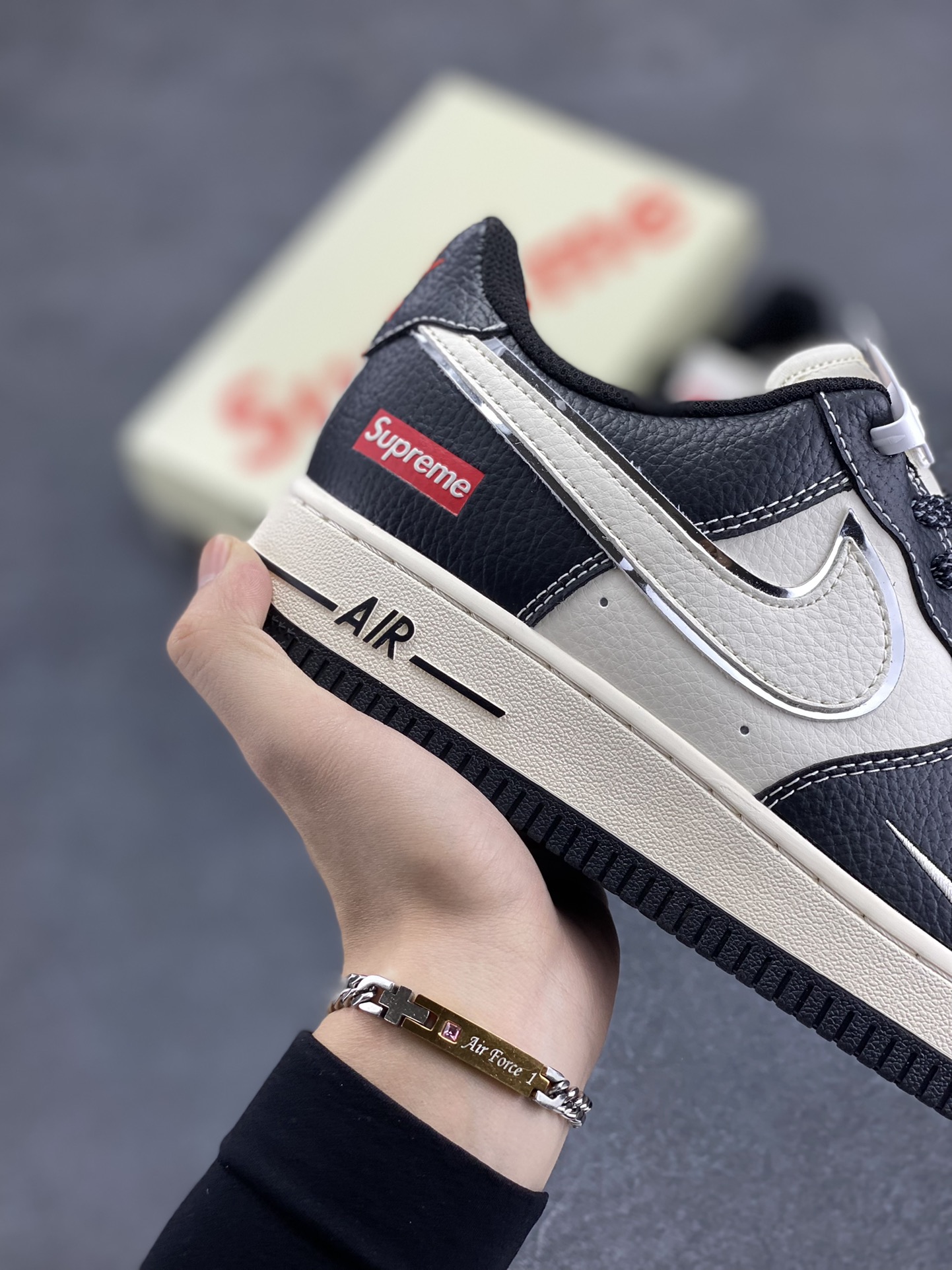 图片[6]-NIke Air Force 1 \’07 Low “Supreme联名–米黑银边”空军一号 低帮 运动鞋 休闲鞋 折边针车 工艺难度大 原楦头原纸板 原装鞋盒 定制五金配件 内置全掌气垫 原厂鞋底 货号：XZ6188-316 尺码：36 36.5 37.5 38 38.5 39 40 40.5 41 42 42.5 43 44 44.5 45-选品中心