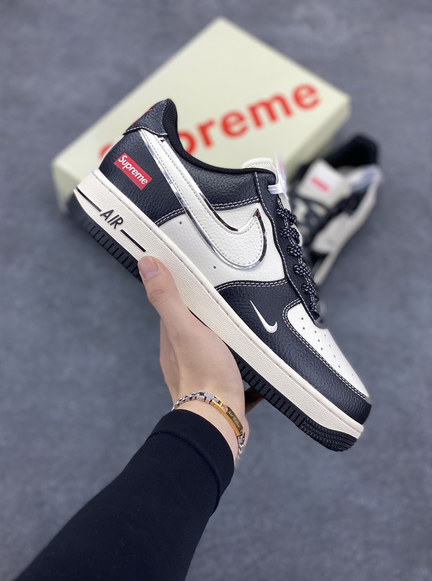 NIke Air Force 1 \'07 Low “Supreme联名--米黑银边”空军一号 低帮 运动鞋 休闲鞋 折边针车 工艺难度大 原楦头原纸板 原装鞋盒 定制五金配件 内置全掌气垫 原厂鞋底 货号：XZ6188-316 尺码：36 36.5 37.5 38 38.5 39 40 40.5 41 42 42.5 43 44 44.5 45-选品中心
