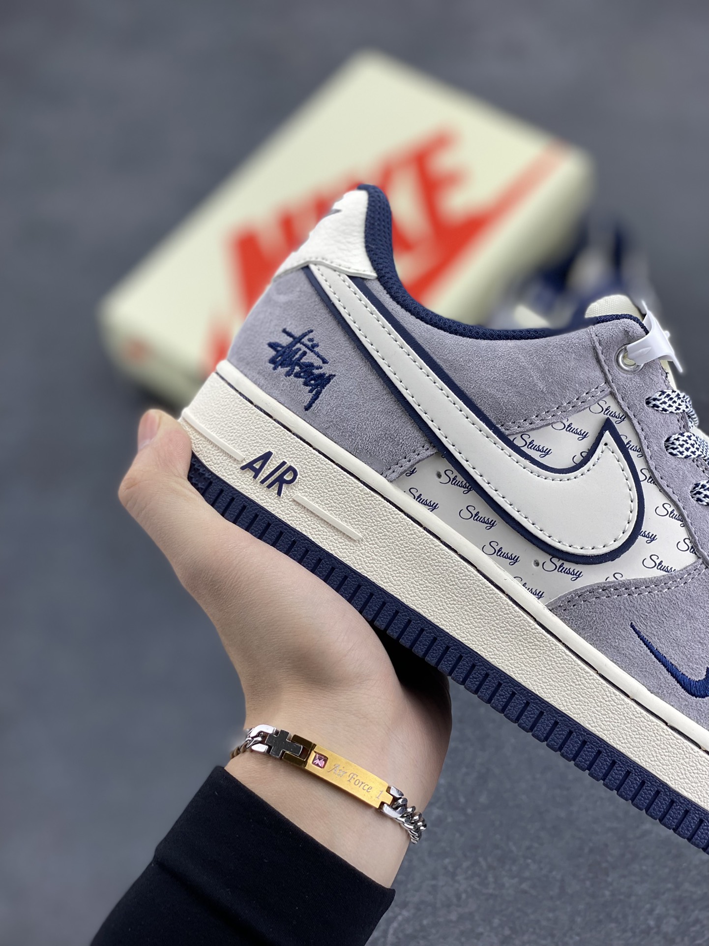 图片[6]-NIke Air Force 1 \’07 Low “斯图西联名–灰白英文蓝底”空军一号 低帮 运动鞋 休闲鞋 折边针车 工艺难度大 原楦头原纸板 原装鞋盒 定制五金配件 内置全掌气垫 原厂鞋底 货号：SJ6698-006 尺码：36 36.5 37.5 38 38.5 39 40 40.5 41 42 42.5 43 44 44.5 45-选品中心