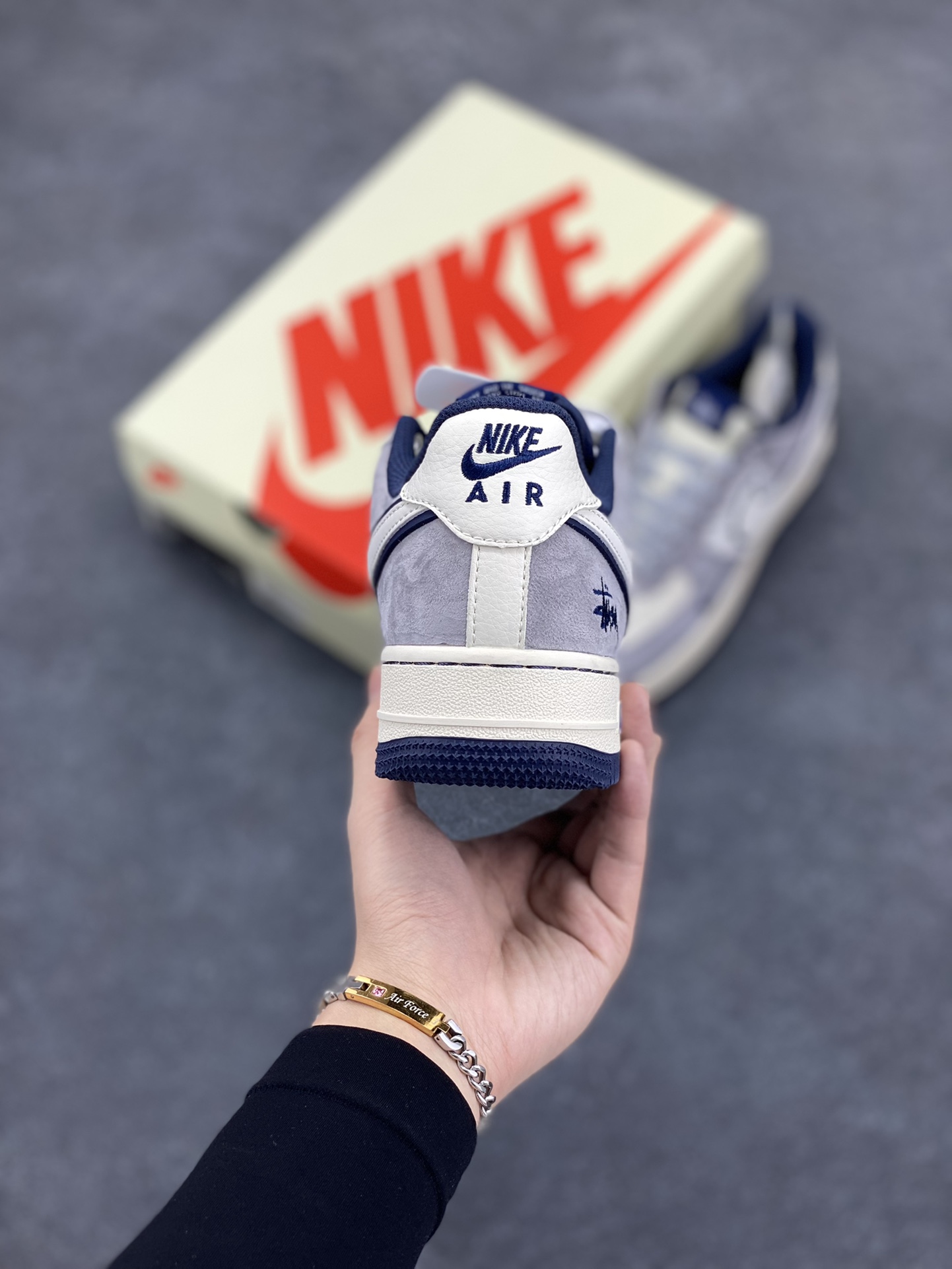 图片[4]-NIke Air Force 1 \’07 Low “斯图西联名–灰白英文蓝底”空军一号 低帮 运动鞋 休闲鞋 折边针车 工艺难度大 原楦头原纸板 原装鞋盒 定制五金配件 内置全掌气垫 原厂鞋底 货号：SJ6698-006 尺码：36 36.5 37.5 38 38.5 39 40 40.5 41 42 42.5 43 44 44.5 45-选品中心