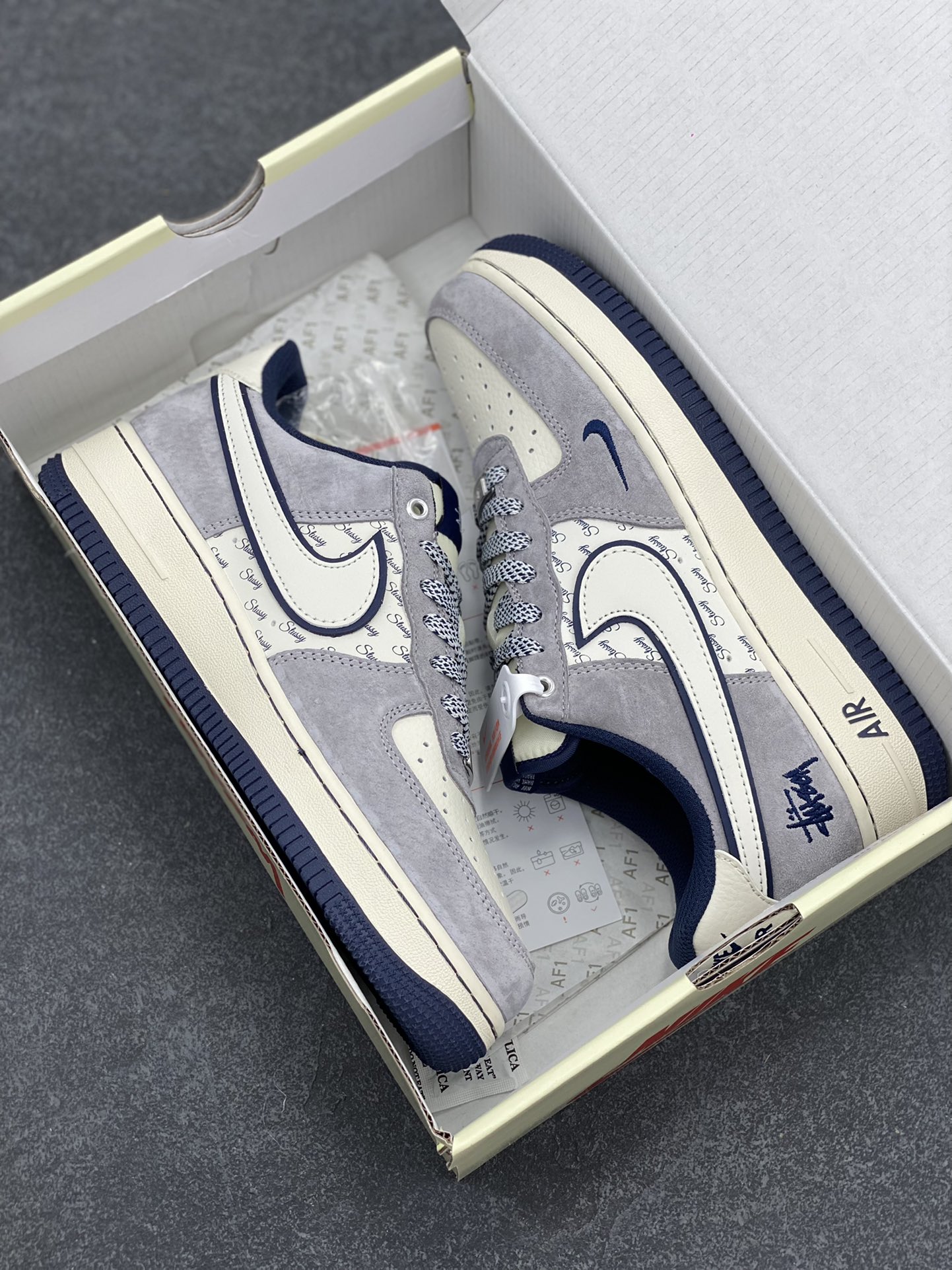 图片[9]-NIke Air Force 1 \’07 Low “斯图西联名–灰白英文蓝底”空军一号 低帮 运动鞋 休闲鞋 折边针车 工艺难度大 原楦头原纸板 原装鞋盒 定制五金配件 内置全掌气垫 原厂鞋底 货号：SJ6698-006 尺码：36 36.5 37.5 38 38.5 39 40 40.5 41 42 42.5 43 44 44.5 45-选品中心