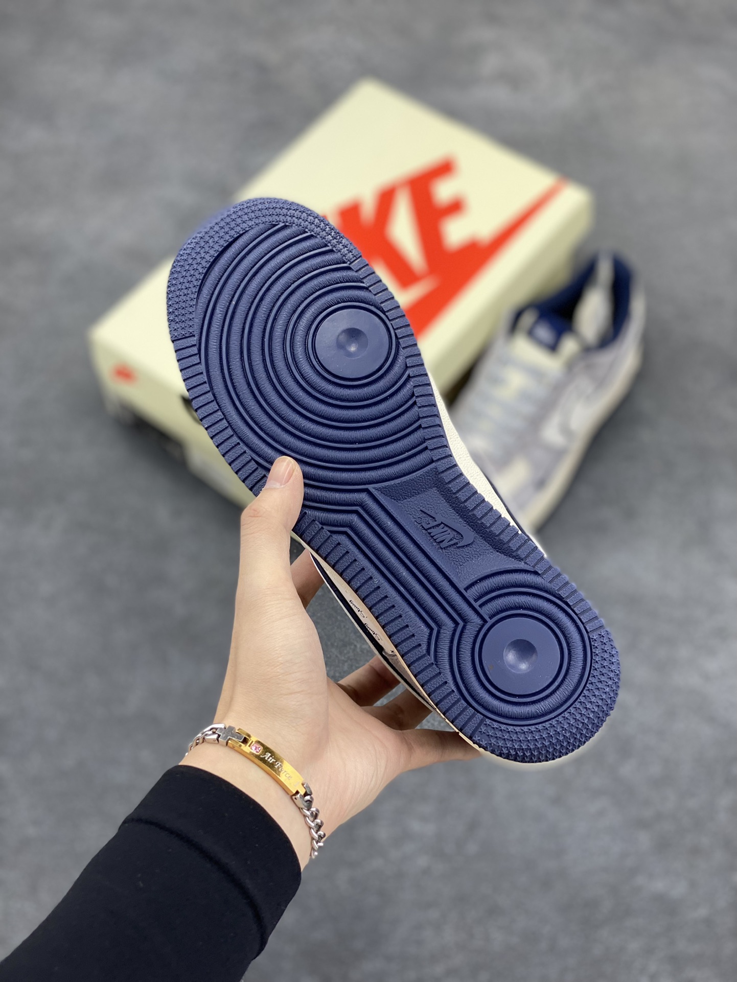 图片[5]-NIke Air Force 1 \’07 Low “斯图西联名–灰白英文蓝底”空军一号 低帮 运动鞋 休闲鞋 折边针车 工艺难度大 原楦头原纸板 原装鞋盒 定制五金配件 内置全掌气垫 原厂鞋底 货号：SJ6698-006 尺码：36 36.5 37.5 38 38.5 39 40 40.5 41 42 42.5 43 44 44.5 45-选品中心