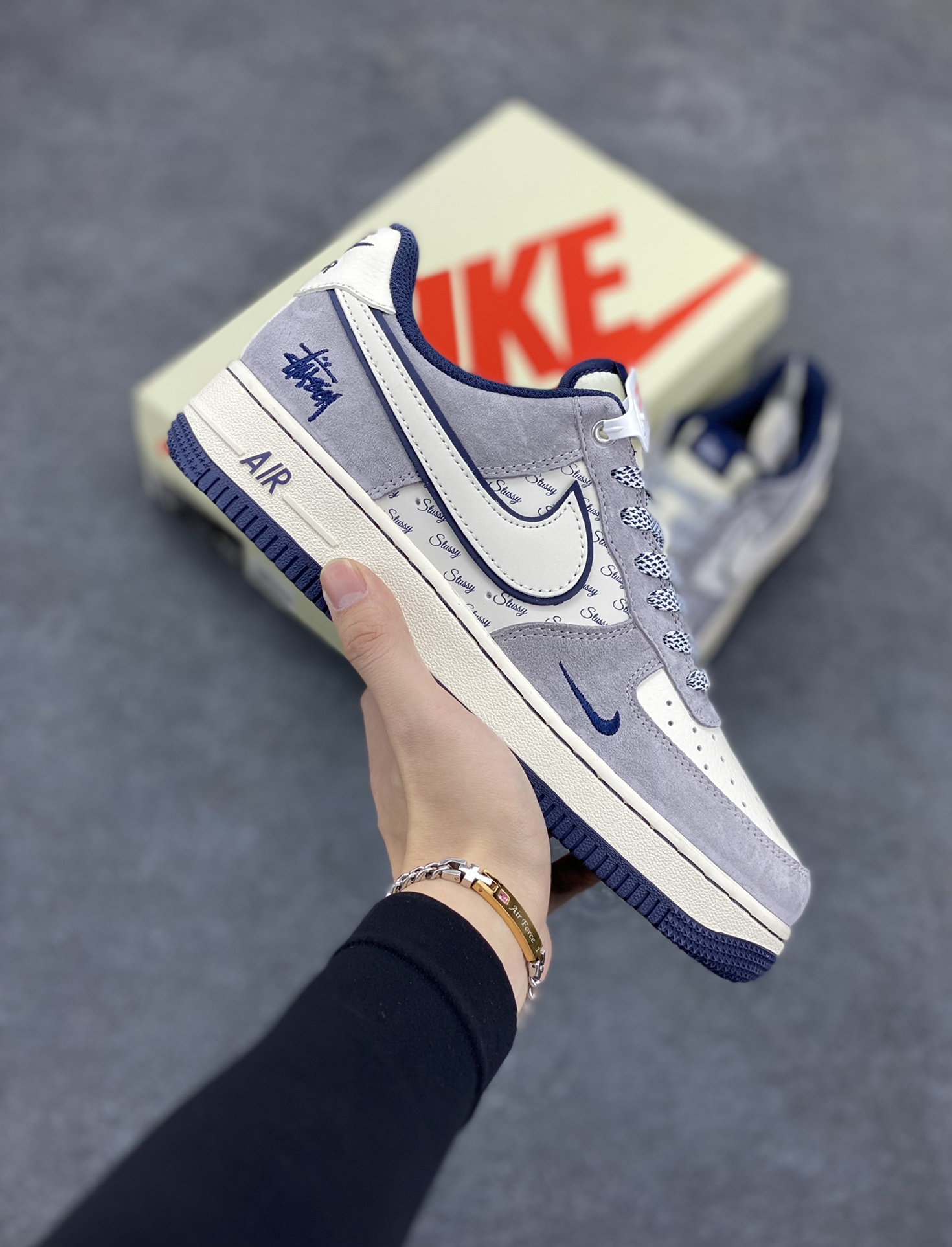 NIke Air Force 1 \’07 Low “斯图西联名–灰白英文蓝底”空军一号 低帮 运动鞋 休闲鞋 折边针车 工艺难度大 原楦头原纸板 原装鞋盒 定制五金配件 内置全掌气垫 原厂鞋底 货号:SJ6698-006 尺码:36 36.5 37.5 38 38.5 39 40 40.5 41 42 42.5 43 44 44.5 45-选品中心