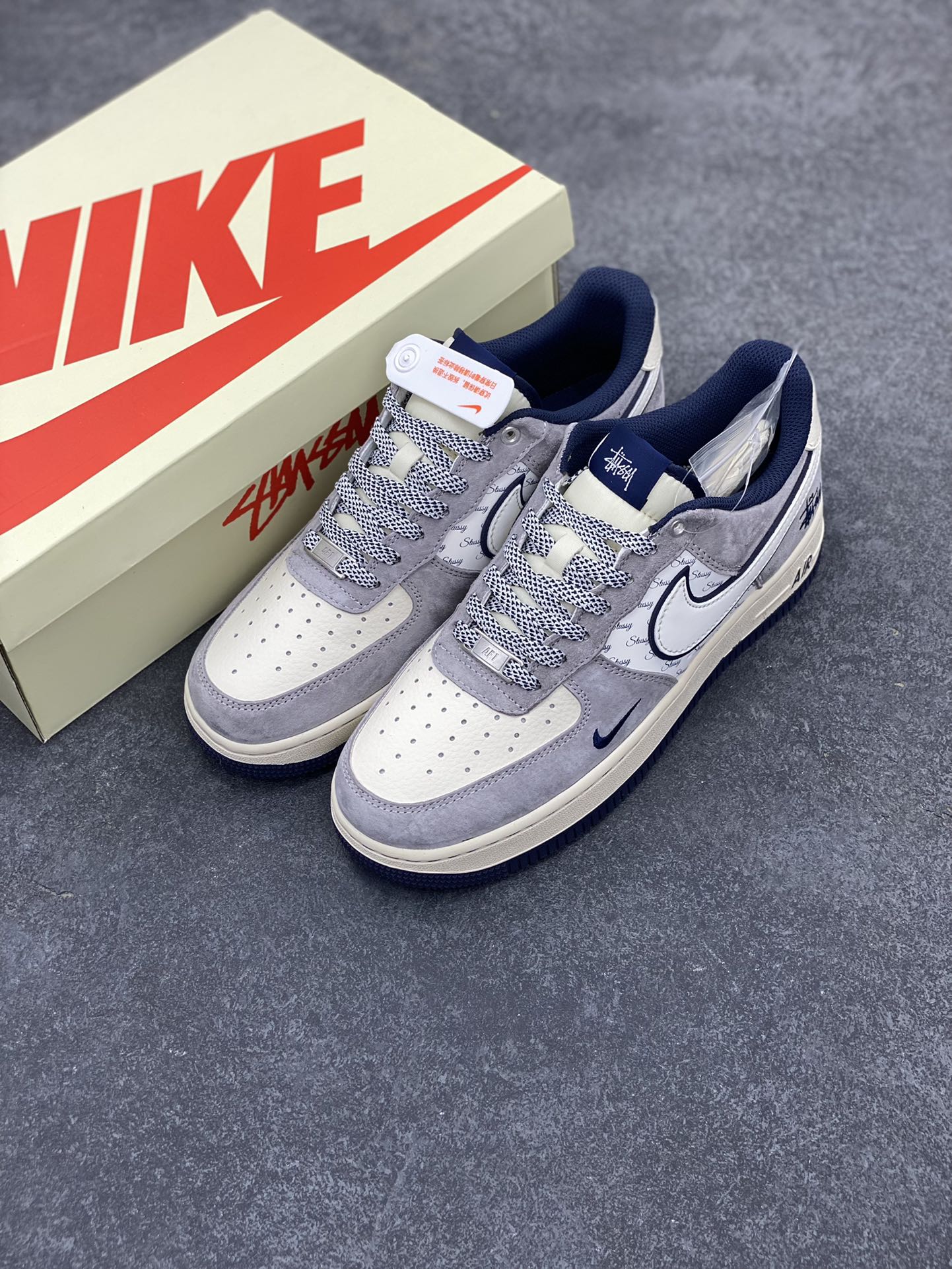 图片[8]-NIke Air Force 1 \’07 Low “斯图西联名–灰白英文蓝底”空军一号 低帮 运动鞋 休闲鞋 折边针车 工艺难度大 原楦头原纸板 原装鞋盒 定制五金配件 内置全掌气垫 原厂鞋底 货号：SJ6698-006 尺码：36 36.5 37.5 38 38.5 39 40 40.5 41 42 42.5 43 44 44.5 45-选品中心
