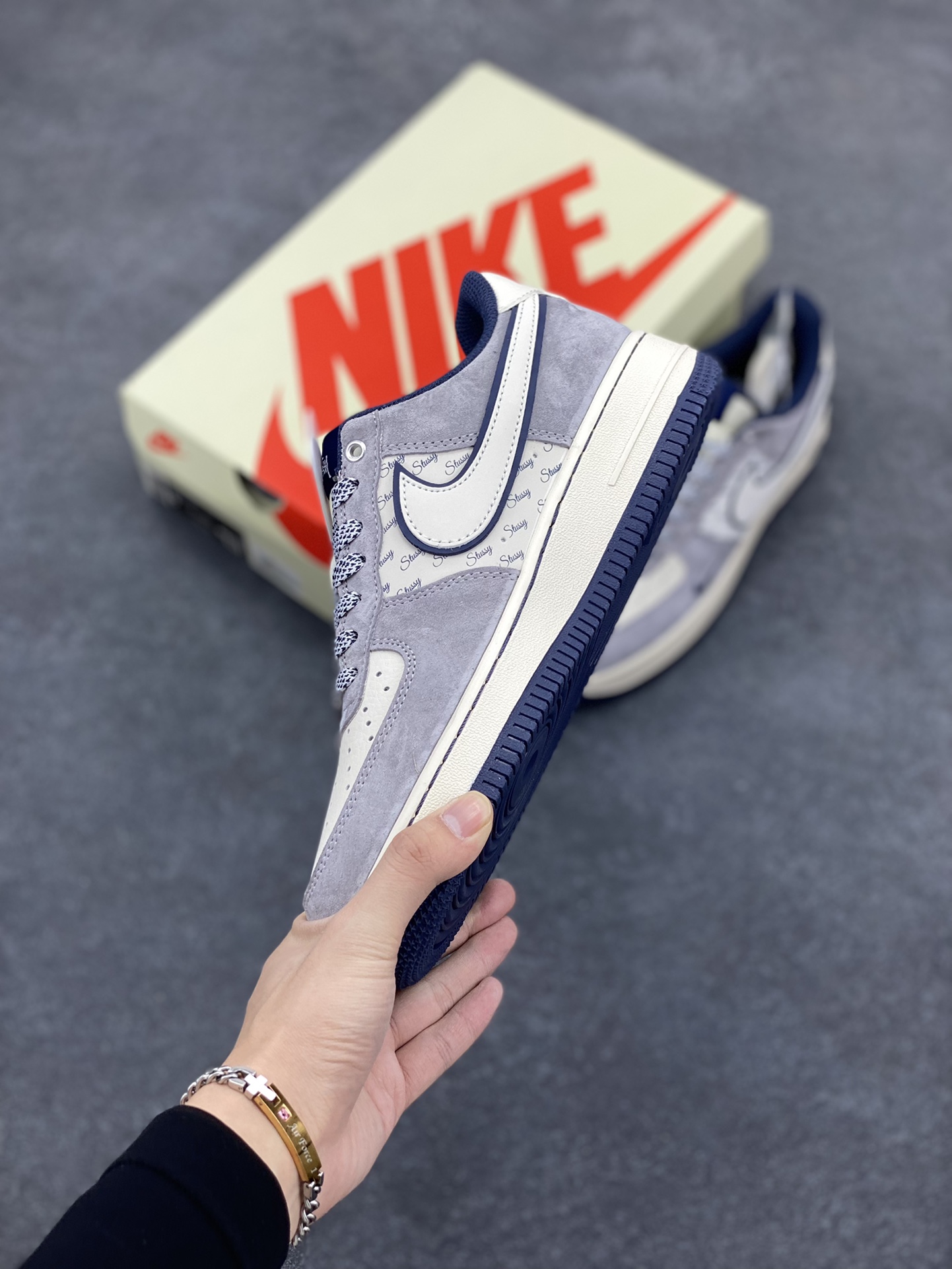 图片[3]-NIke Air Force 1 \’07 Low “斯图西联名–灰白英文蓝底”空军一号 低帮 运动鞋 休闲鞋 折边针车 工艺难度大 原楦头原纸板 原装鞋盒 定制五金配件 内置全掌气垫 原厂鞋底 货号：SJ6698-006 尺码：36 36.5 37.5 38 38.5 39 40 40.5 41 42 42.5 43 44 44.5 45-选品中心