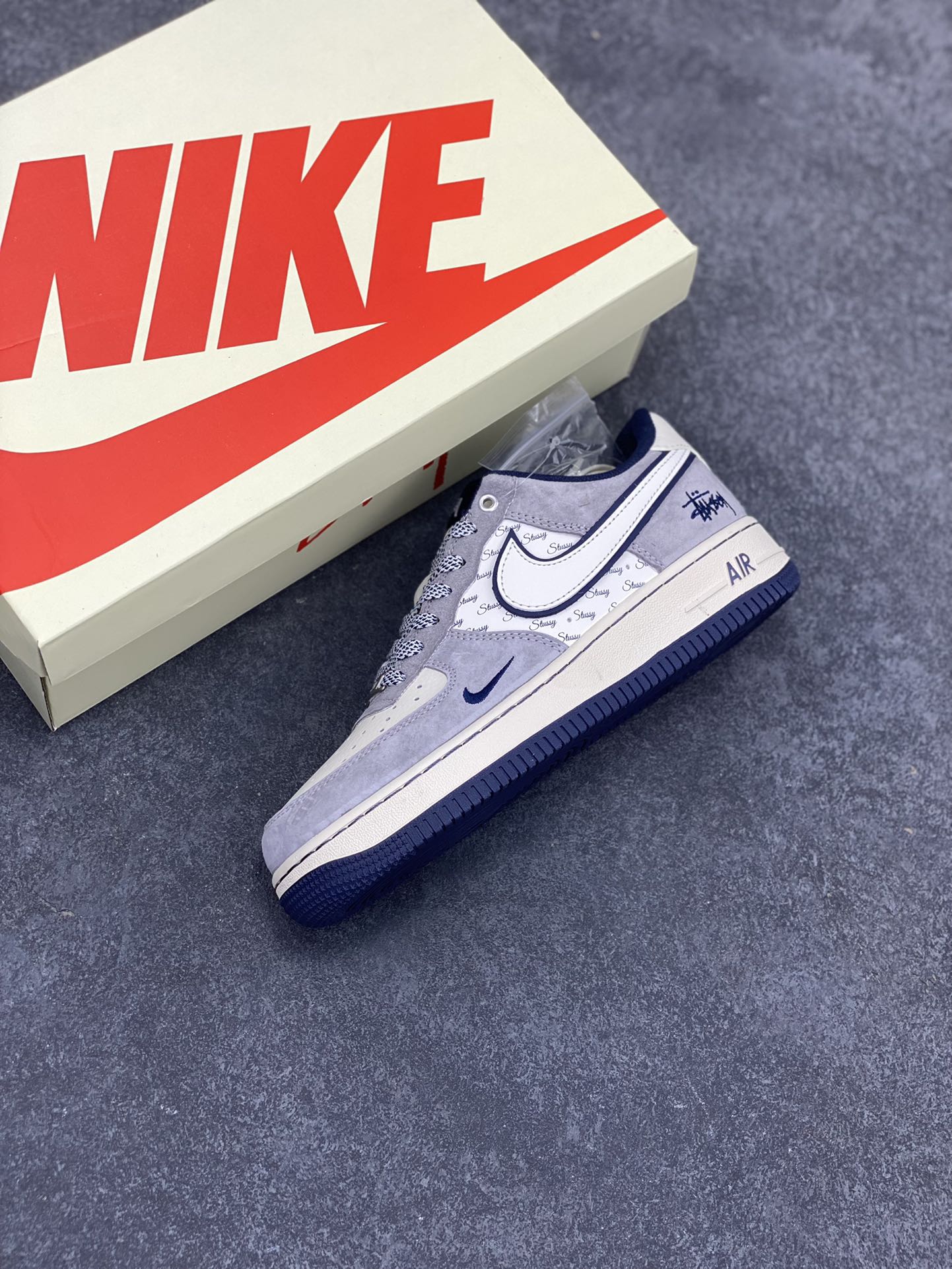 图片[7]-NIke Air Force 1 \’07 Low “斯图西联名–灰白英文蓝底”空军一号 低帮 运动鞋 休闲鞋 折边针车 工艺难度大 原楦头原纸板 原装鞋盒 定制五金配件 内置全掌气垫 原厂鞋底 货号：SJ6698-006 尺码：36 36.5 37.5 38 38.5 39 40 40.5 41 42 42.5 43 44 44.5 45-选品中心