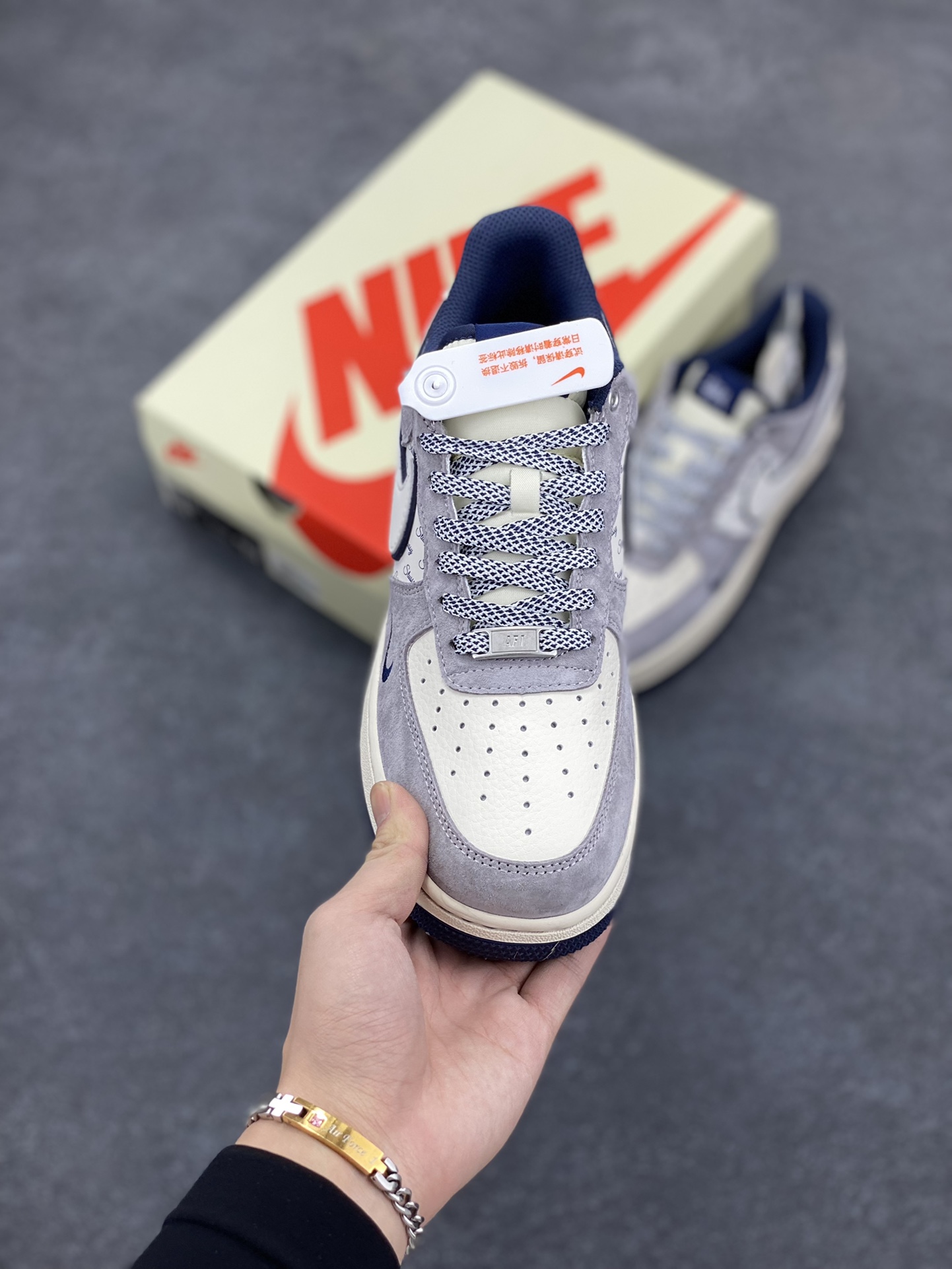 图片[2]-NIke Air Force 1 \’07 Low “斯图西联名–灰白英文蓝底”空军一号 低帮 运动鞋 休闲鞋 折边针车 工艺难度大 原楦头原纸板 原装鞋盒 定制五金配件 内置全掌气垫 原厂鞋底 货号：SJ6698-006 尺码：36 36.5 37.5 38 38.5 39 40 40.5 41 42 42.5 43 44 44.5 45-选品中心