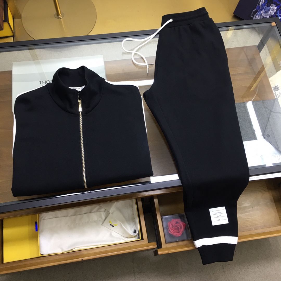 NO:600024,The new suit jacket and pants P 'T.B' can be sold separately. The 25TB explosive cardigan jacket suit is coming. Upgraded custom double-sided sports cotton fabric, soft and delicate, high-end texture, heavy craftsmanship golden copper zippers to highlight quality, custom woven webbing trimming technology, simple and quality, four-bar fabric classic decoration and red, white and blue three-color webbing perfectly blended. Black, navy blue, M-3XL.,, jackets & coats, alexander wang19860909新品套装外套裤P《T.B》可拆卖 25TB爆炸版开衫外套套装来袭 升级定制双面运动棉面料,柔软细腻,高级质感凸显,重工艺金色铜拉链彰显品质,定制编织织带饰边工艺,简洁品质兼顾,四道杠织物经典装饰与红白蓝三色织带完美融合 黑,藏蓝色,Ｍ-3XL.,,jackets & coats,alexander wang,Men's clothing