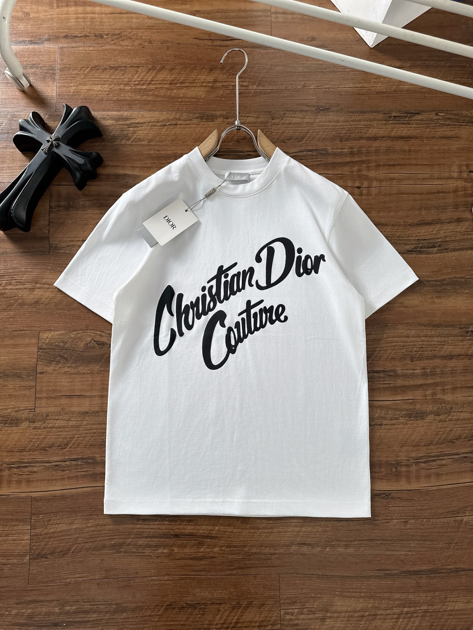 NO:475946,Dior 2025ss Spring and Summer New Cotton Round Neck Short-Sleeve T-shirt Chest Printing Technology Top-grade Mercerized Cotton Fabric Customization Standard Style Men and Women Same Model Size S M L XL XXL,,dior,T-shirt,tees,t-shirt,alexander wang19860909迪奥 2025ss春夏新款棉质圆领短袖T恤 胸前印花工艺 顶级丝光棉面料定制 标准版型 男女同款 码数S M L XL XXL,,dior,T-shirt,tees，t-shirt,alexander wang,Men's clothing