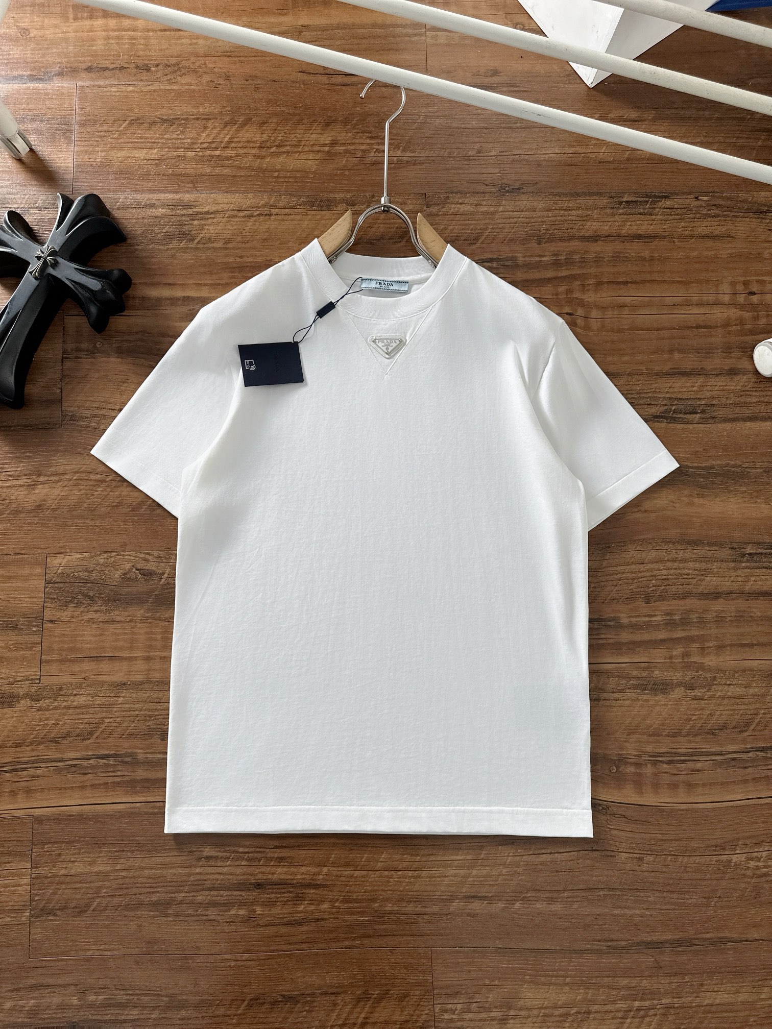 NO:474645,Prada 2025 Early Spring Latest Short-sleeved T-shirt, original logo Customized fabric, soft feel, comfortable to wear, fine workmanship. The upper body effect is invincible and handsome, size S-2xl,,prada,T-shirt,tees,t-shirt,alexander wang19860909普拉达 2025早春 最新款短袖T恤,原标 定制面料,手感柔软,穿着舒适,做工精细.上身效果无敌帅气, 码数 S-2xl,,prada,T-shirt,tees，t-shirt,alexander wang,Men's clothing