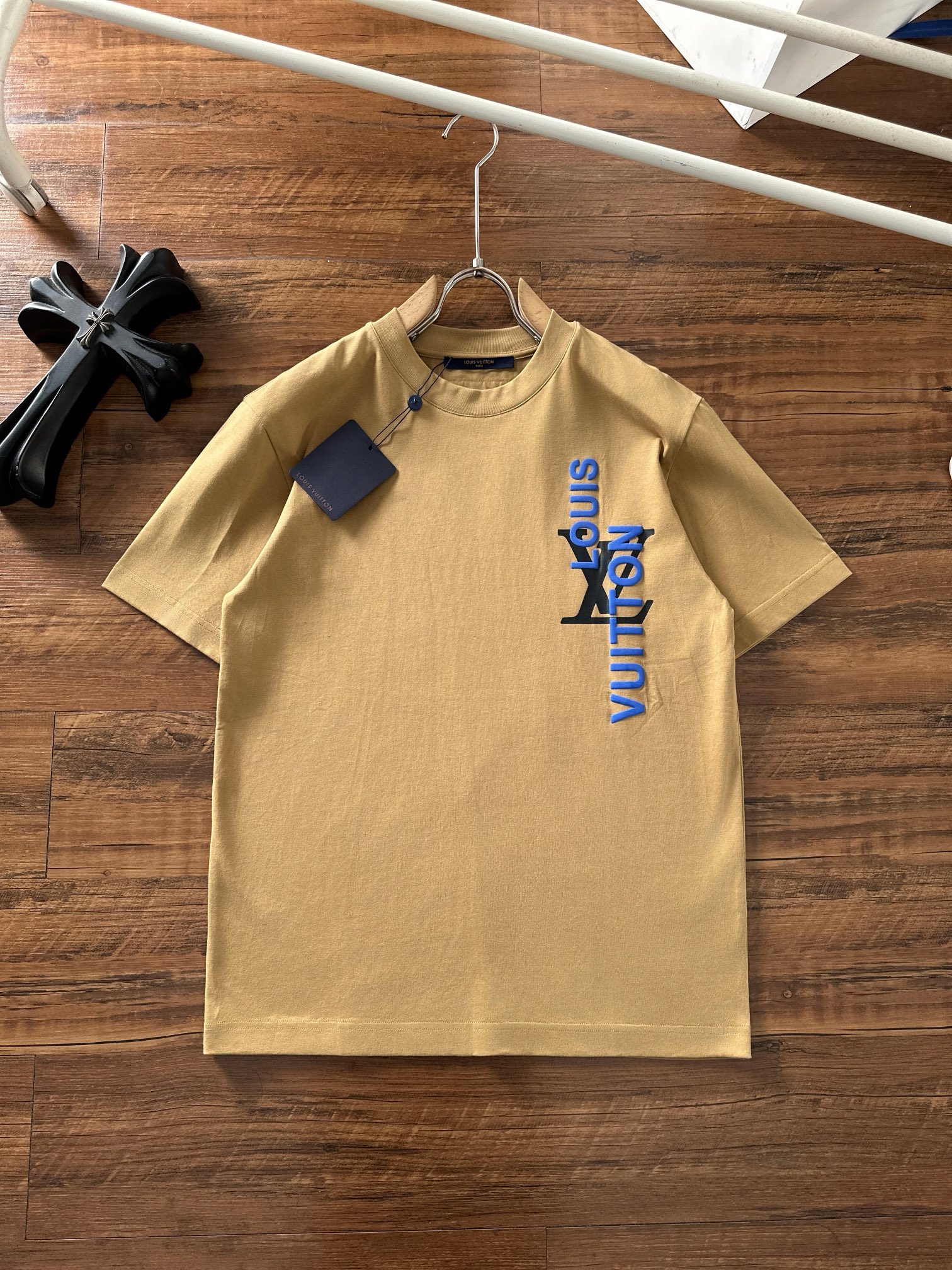 NO:474689,LV 2025 early spring new men and women's short-sleeved T-shirt,!  Customized exclusive pure cotton fabric, customized original craft threads, and chest heavy-work letter logo craft design!  Simple and generous, calm and versatile, extremely high-end, perfectly integrated with fashion and style, a top fashionable style that perfectly suits the outside wear!  The overall feeling is natural!  The ultimate classic versatile short-sleeved T-shirt is designed with the latest three-dimensional letter logo pattern elements!  The ultimate perfection of heavy industry!  Fans who pursue high quality are please buy them by themselves, and all fans who know the goods are invited to appreciate this model together!  !  Size S-2XL S S S Shoulder Width 46 Bust 102 Clothes 66 Sleeve length 22 M Sleeve width 47 Bust 106 Clothes 67 Sleeve length 23 L Sleeve width 48 Bust 110 Clothes 68 Sleeve length 24 XL Sleeve width 49 Bust 114 Clothes 69 Sleeve length 25 2XL Sleeve width 50 Bust 116 Clothes 70 Sleeve length 26,,louis vuitton,T-shirt,tees,t-shirt,alexander wang19860909LV 2025早春新款男女同款短袖T恤,！定制专属纯棉面料,定制原版工艺螺纹,胸前重工字母logo工艺设计！简约大方,从容百搭,档次极高,完美融入时尚还有风情感一款完美符合外穿的顶尖时髦气质款！整体给人浑然天成的感觉！极致经典的百搭型短袖T恤,采用最新的立体字母logo图案元素设计！极致的重工极致的完美！追求高品质的粉丝们请自行抢购,诚邀所有识货的粉丝一同鉴赏此款！！ 尺码S-2XL S码肩宽46 胸围102 衣长66 袖长22 M码肩宽47 胸围106 衣长67 袖长23 L码肩宽48 胸围110 衣长68 袖长24 XL码肩宽49 胸围114 衣长69 袖长25 2XL码肩宽50 胸围116 衣长70 袖长26,,louis vuitton,T-shirt,tees，t-shirt,alexander wang,Men's clothing