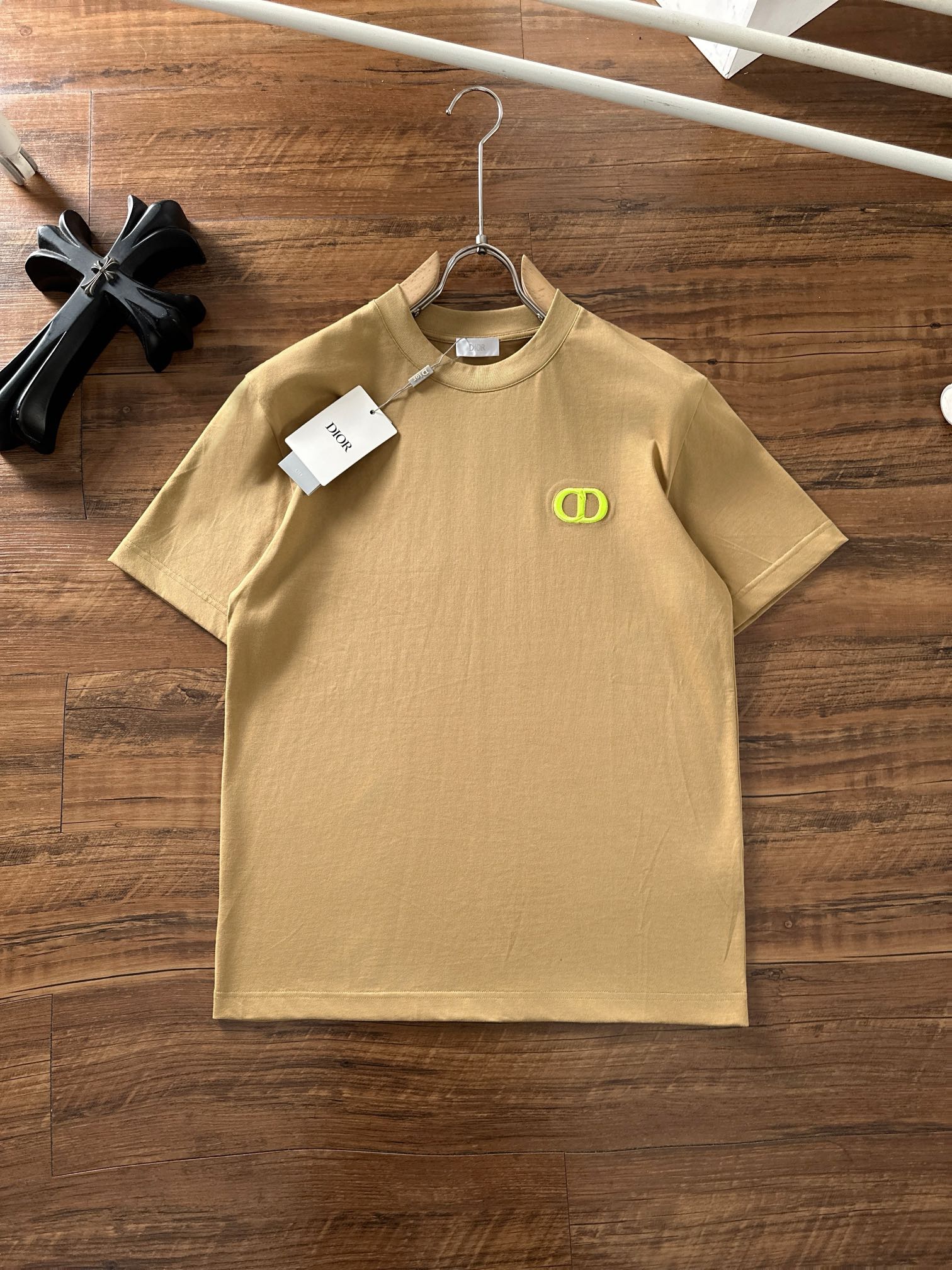 NO:475950,Dior 2025 Early Spring Latest Short-sleeved T-shirt, original logo Customized fabric, soft feel, comfortable to wear, fine workmanship. The upper body effect is invincible and handsome, size S-2xl,,dior,T-shirt,tees,t-shirt,alexander wang19860909迪奥 2025早春 最新款短袖T恤,原标 定制面料,手感柔软,穿着舒适,做工精细.上身效果无敌帅气, 码数 S-2xl,,dior,T-shirt,tees，t-shirt,alexander wang,Men's clothing