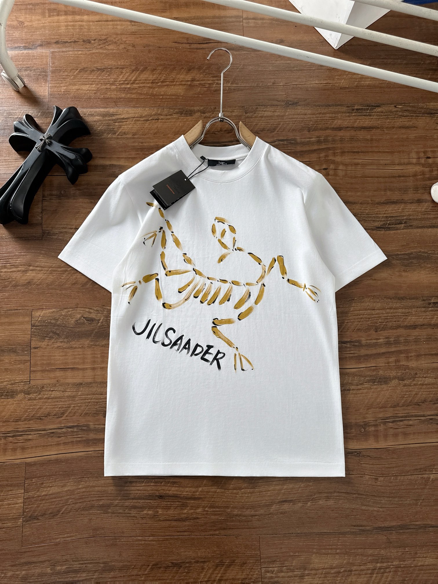 NO:475934,Archaeoptera bird 2025ss Spring and Summer New Cotton Round Neck Short Sleeve T-shirt Hand-painted Graffiti craftsmanship Top mercerized cotton fabric customization Standard style Black White Two colors Men and women Same model S M L XL XXL,arc'teryx,T-shirt,tees,t-shirt,alexander wang19860909始祖鸟 2025ss春夏新款棉质圆领短袖T恤 胸前手绘涂鸦工艺 顶级丝光棉面料定制 标准版型 黑 白 两色 男女同款 码数S M L XL XXL,arc'teryx,T-shirt,tees，t-shirt,alexander wang,Men's clothing