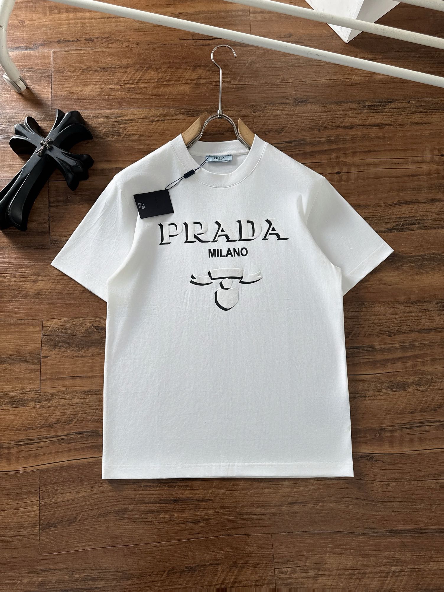 NO:475929,Prada 2025 Early Spring Latest Short-sleeved T-shirt, original logo Customized fabric, soft feel, comfortable to wear, fine workmanship. The upper body effect is invincible and handsome, size S-2xl,,prada,T-shirt,tees,t-shirt,alexander wang19860909普拉达 2025早春 最新款短袖T恤,原标 定制面料,手感柔软,穿着舒适,做工精细.上身效果无敌帅气, 码数 S-2xl,,prada,T-shirt,tees，t-shirt,alexander wang,Men's clothing