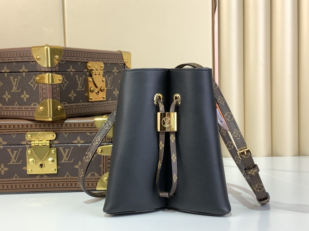 Bloom水桶手袋M13843黑色结合柔滑牛皮革和Monogram帆布饰边以Monogram花卉形状底座