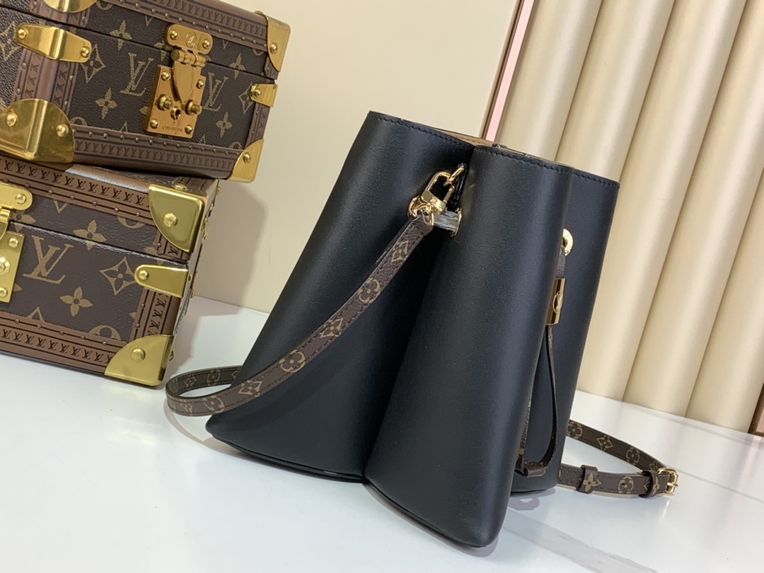 Bloom水桶手袋M13843黑色结合柔滑牛皮革和Monogram帆布饰边以Monogram花卉形状底座