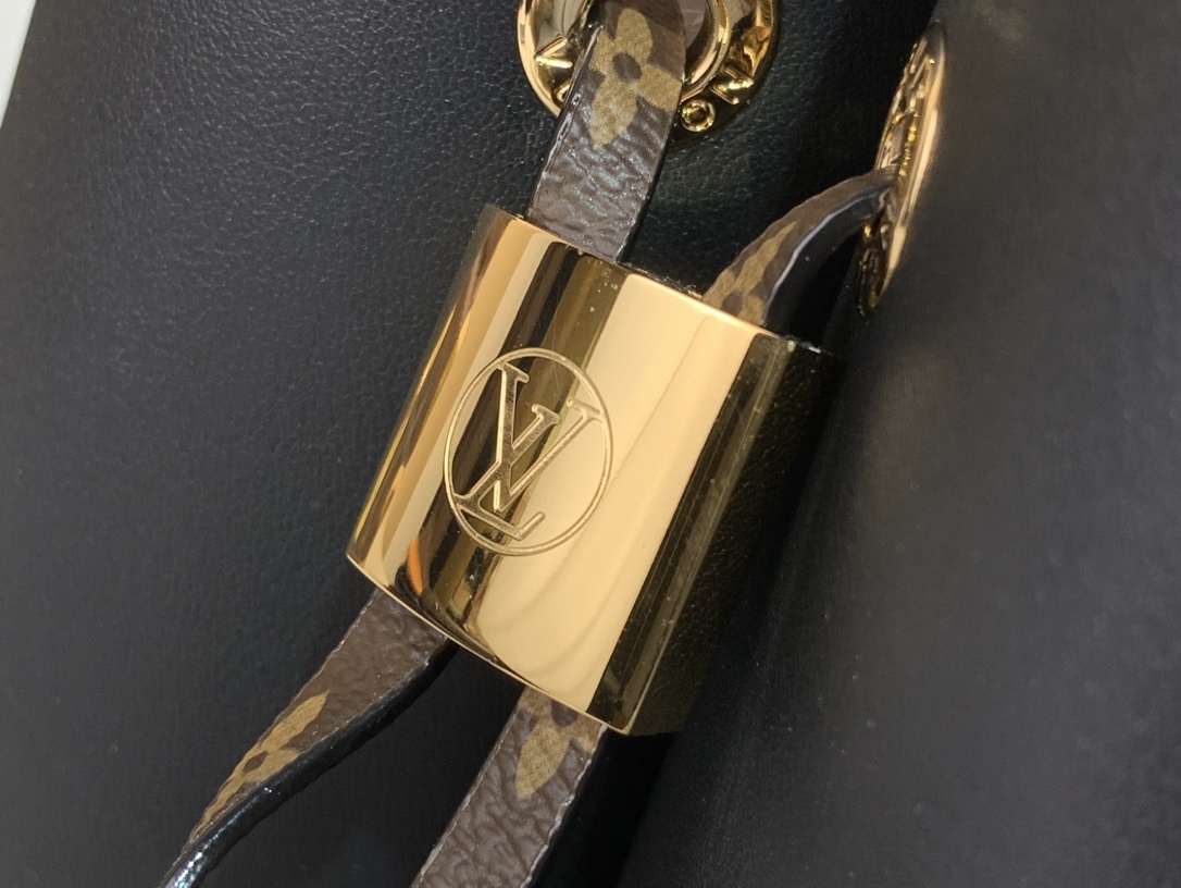 Bloom水桶手袋M13843黑色结合柔滑牛皮革和Monogram帆布饰边以Monogram花卉形状底座