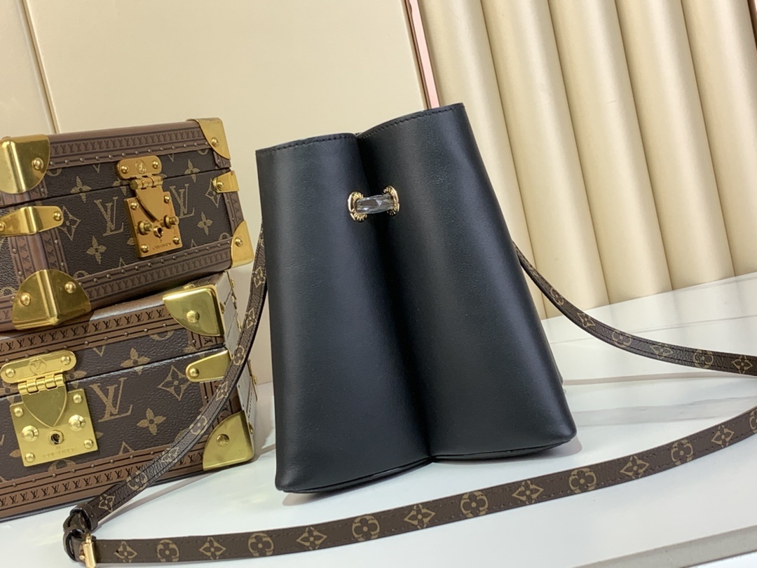 Bloom水桶手袋M13843黑色结合柔滑牛皮革和Monogram帆布饰边以Monogram花卉形状底座