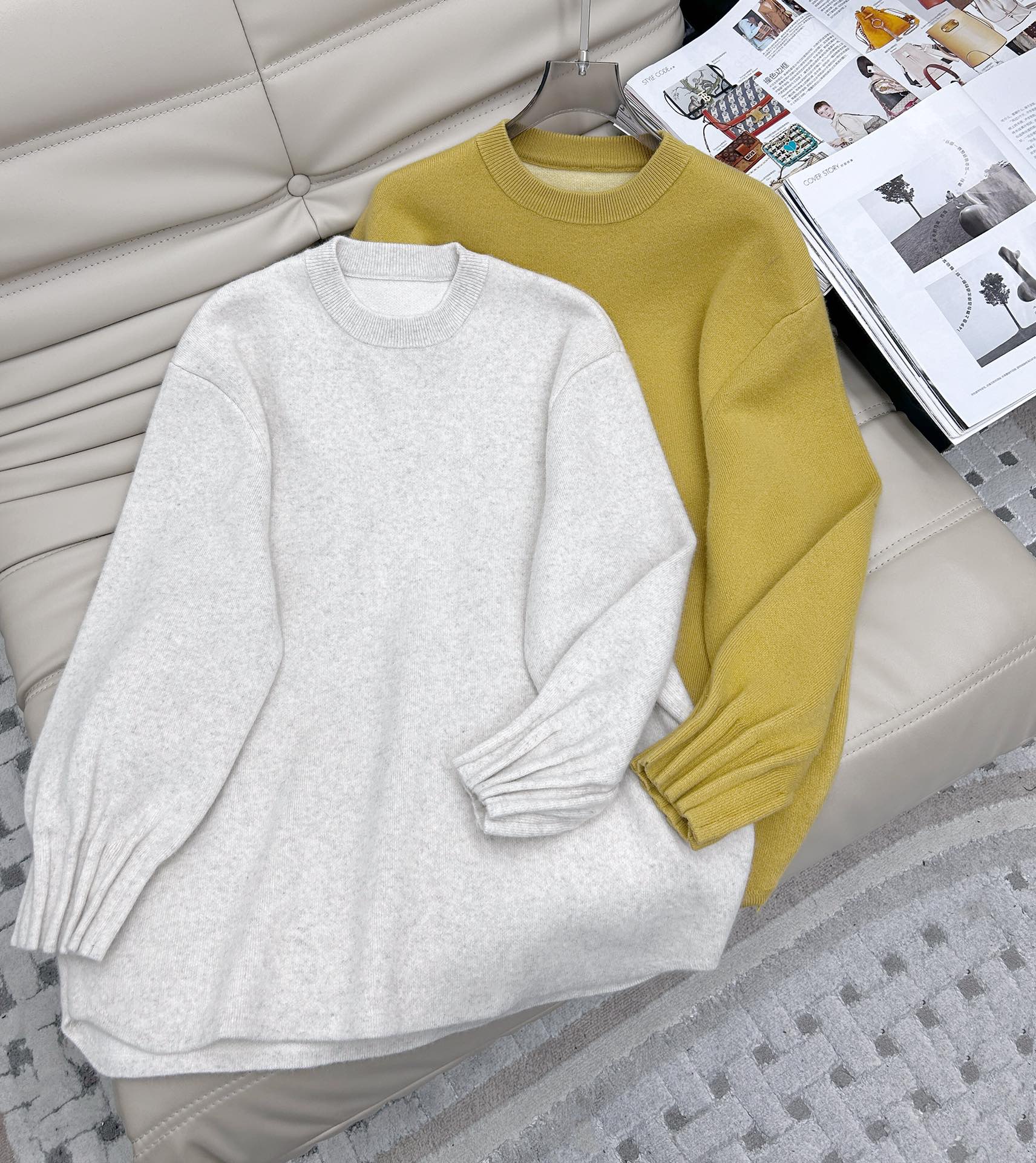 NO:535146,2602025 autumn and winter new round neck loose wool top Customized wool material The upper body is more skin-friendly and comfortable Loose style Suitable for the public, easy to match, ultra-warm and white color, creating an atmosphere and outfit, single wear and layering are very outstanding, versatile single product 4 colors SML.,,alexander wang198609092602025秋冬新款 圆领宽松羊毛上衣 定制羊毛材质 上身更亲肤舒适 宽松版型 适合大众人群 好搭不出错 超暖显白的色系 营造出氛围感穿搭 单穿叠穿都是很出彩 百搭单品4色SML.,,alexander wang,Women's clothing