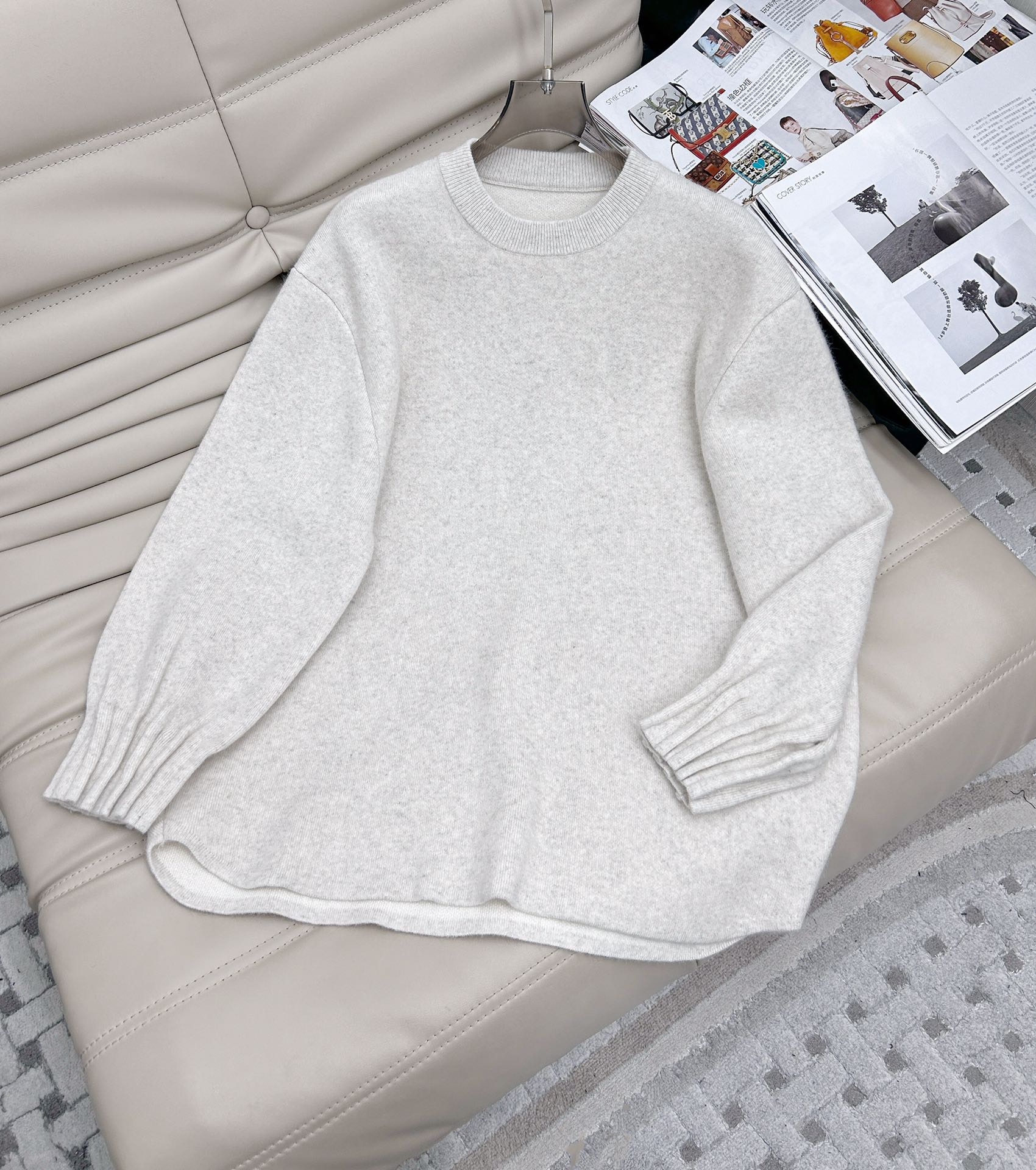 NO:535150,025 autumn and winter new style round neck loose wool top Customized wool material The upper body is more skin-friendly and comfortable Loose style Suitable for the public, easy to match, ultra-warm and white color, creating an atmosphere and outfit, single wear and layering are very outstanding, versatile single product 4 colors SML.,,alexander wang19860909025秋冬新款 圆领宽松羊毛上衣 定制羊毛材质 上身更亲肤舒适 宽松版型 适合大众人群 好搭不出错 超暖显白的色系 营造出氛围感穿搭 单穿叠穿都是很出彩 百搭单品4色SML.,,alexander wang,Women's clothing